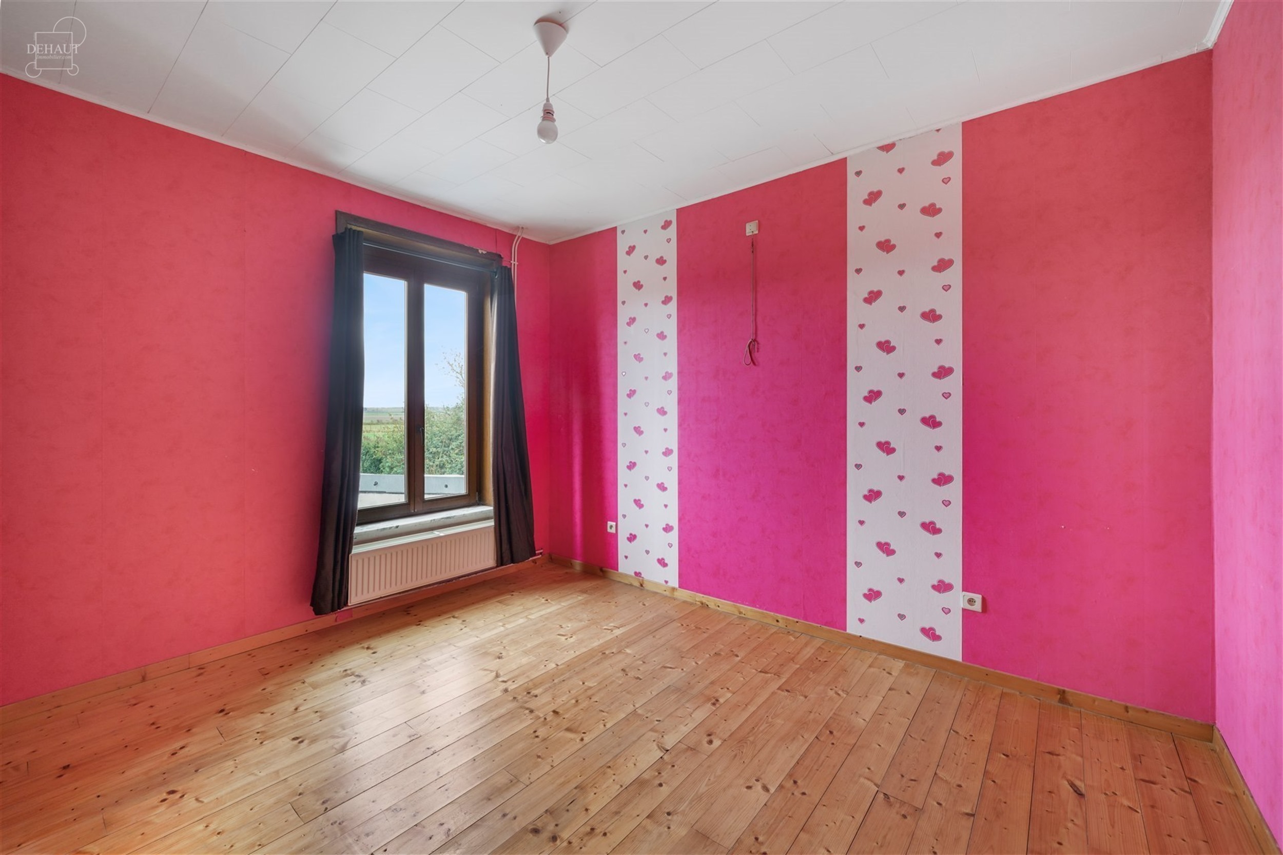 Jolie et agréable maison de ville rénovée proposant de beaux volumes. Comprend un hall d'entrée desservant salon, salle à manger, cuisine semi-é...