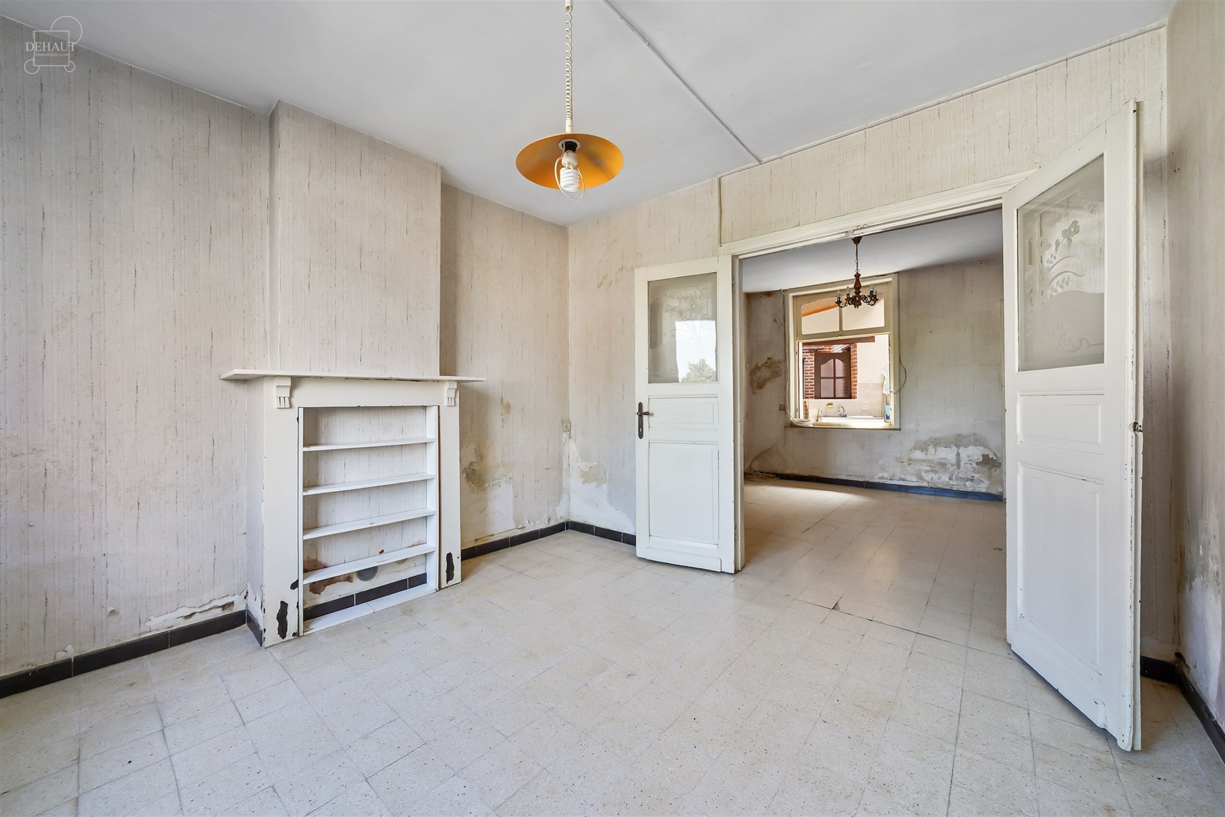 Maison de ville à rénover entièrement avec beau potentiel. 
Comprend un hall d'entrée, un salon, une salle à manger, une cuisine, une salle de b...