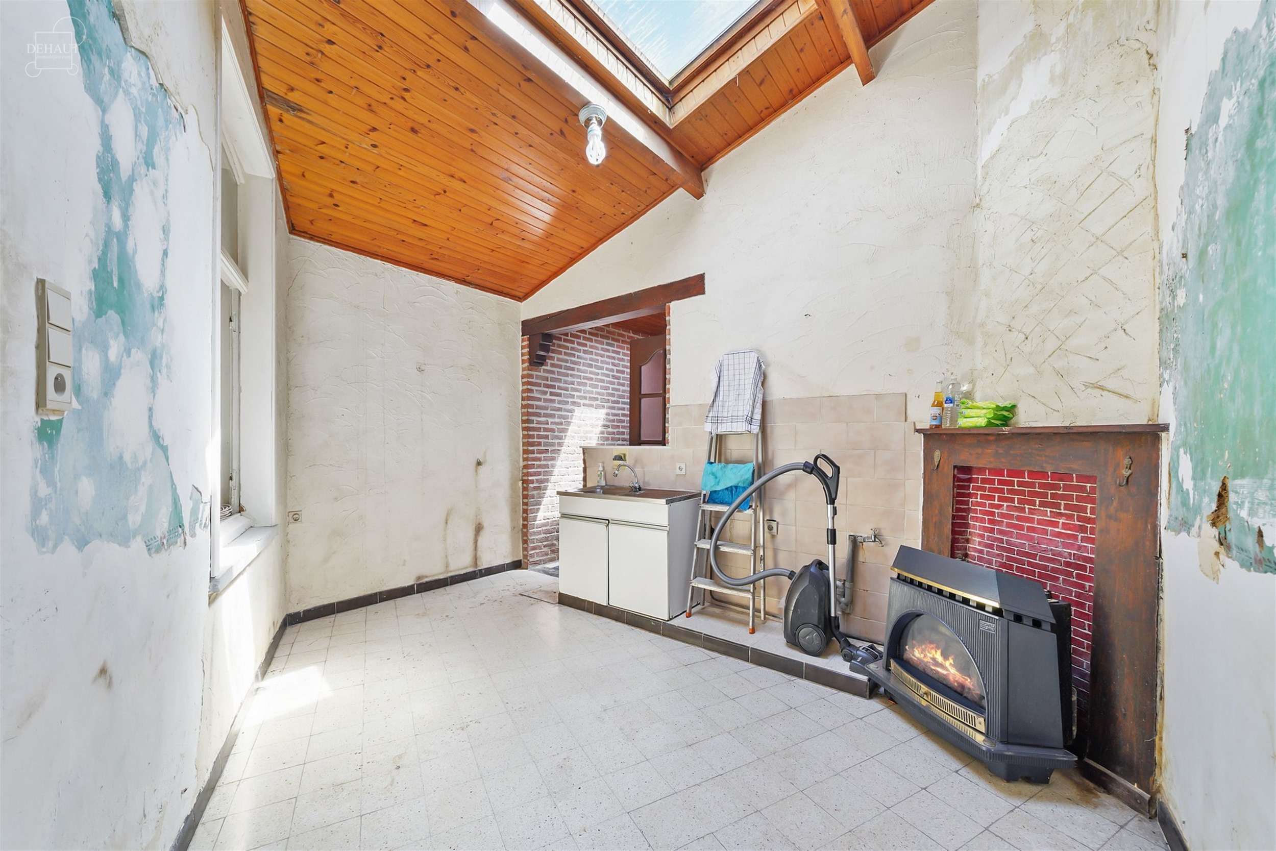 Maison de ville à rénover entièrement avec beau potentiel. 
Comprend un hall d'entrée, un salon, une salle à manger, une cuisine, une salle de b...