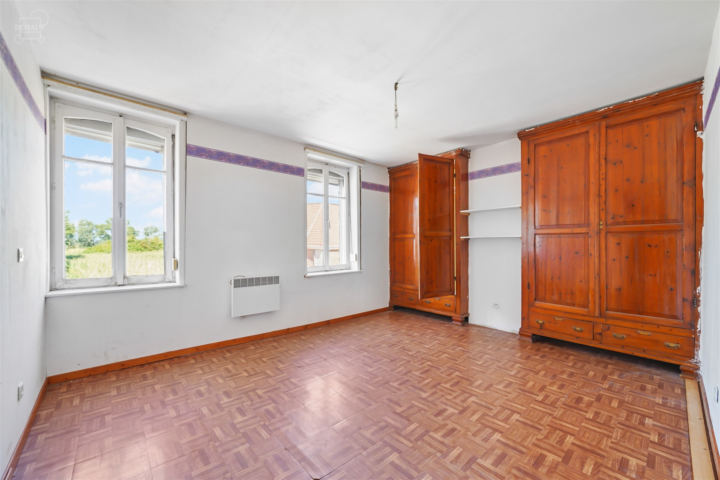 Maison de ville à rénover entièrement avec beau potentiel. 
Comprend un hall d'entrée, un salon, une salle à manger, une cuisine, une salle de b...