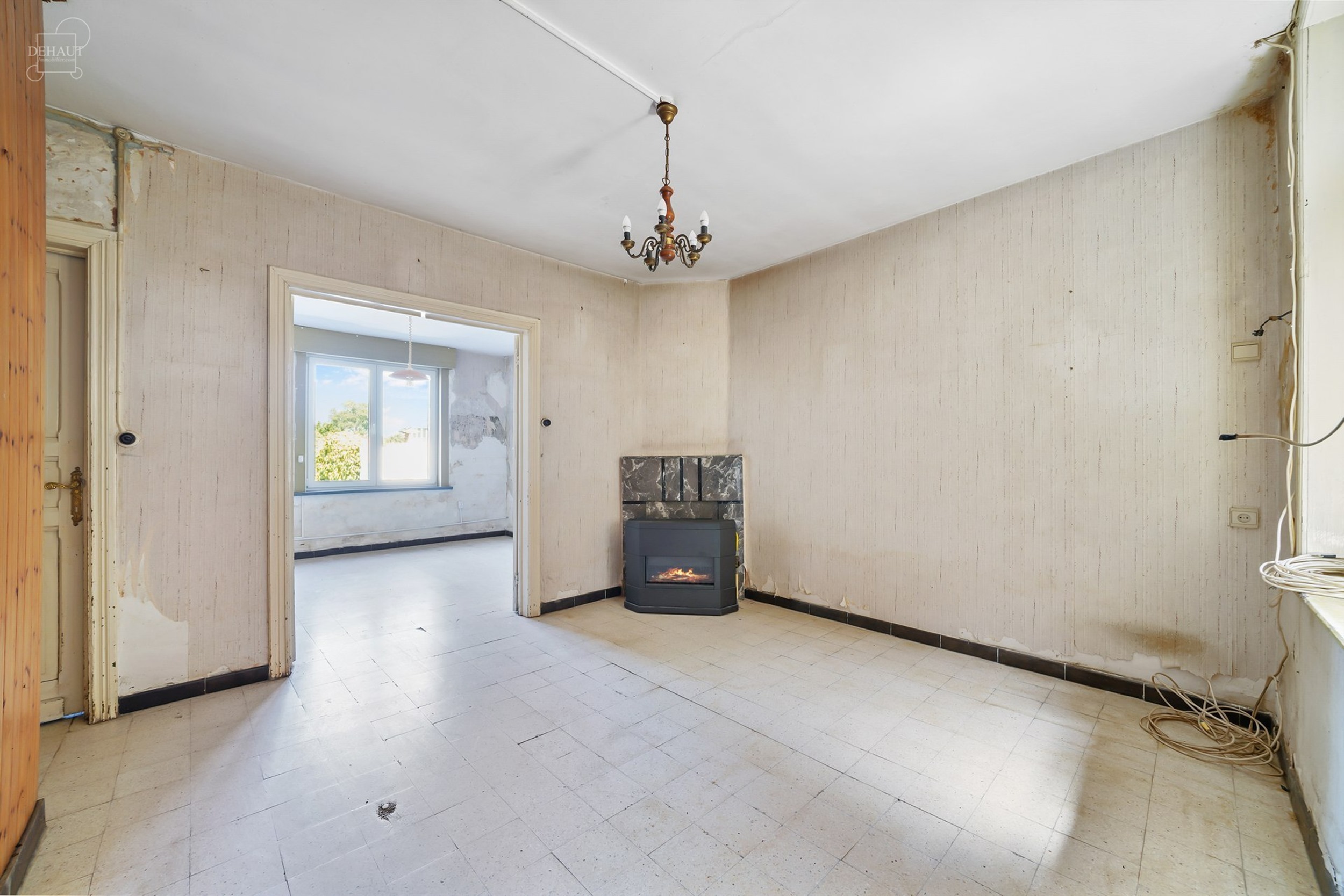 Maison de ville à rénover entièrement avec beau potentiel. 
Comprend un hall d'entrée, un salon, une salle à manger, une cuisine, une salle de b...