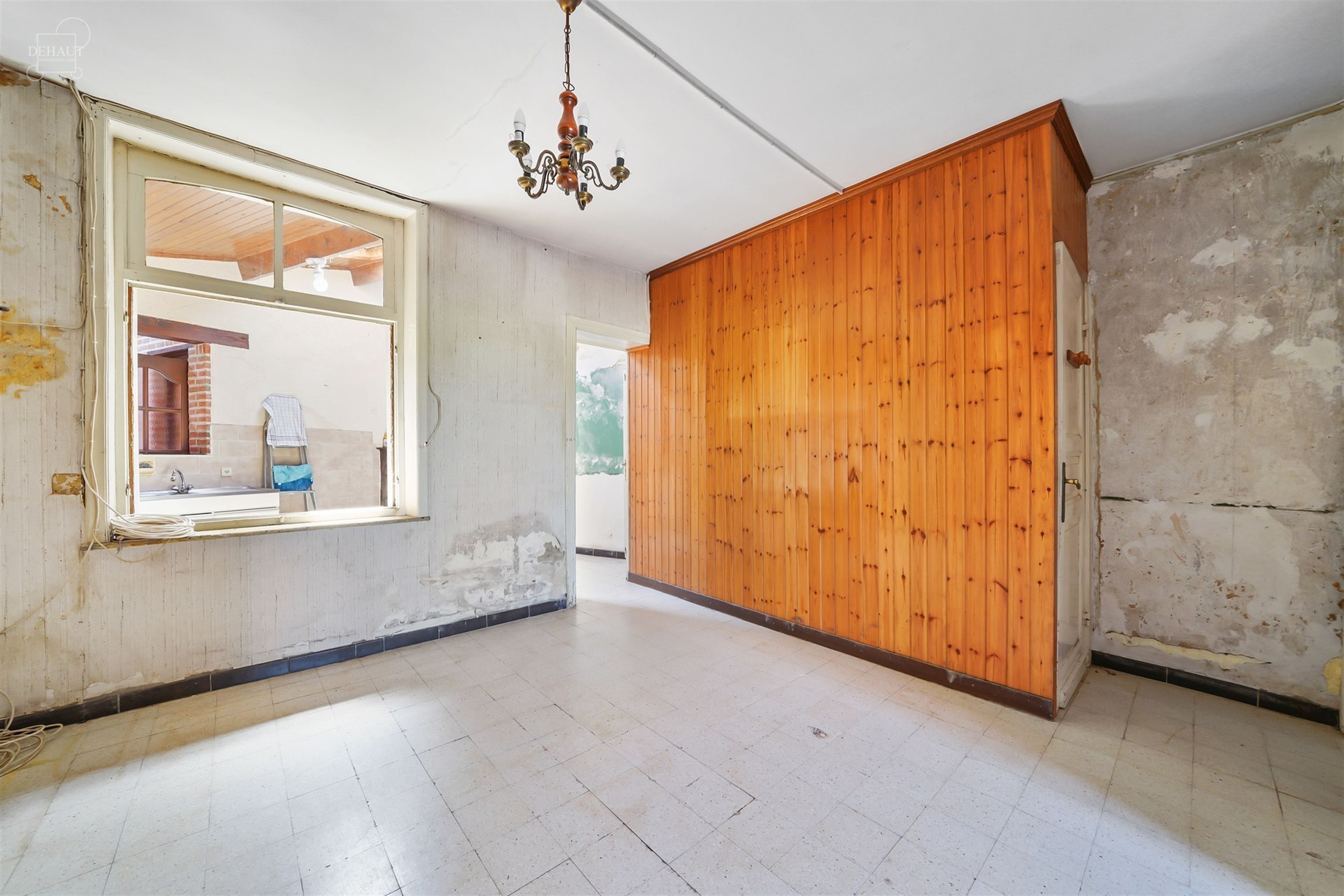 Maison de ville à rénover entièrement avec beau potentiel. 
Comprend un hall d'entrée, un salon, une salle à manger, une cuisine, une salle de b...