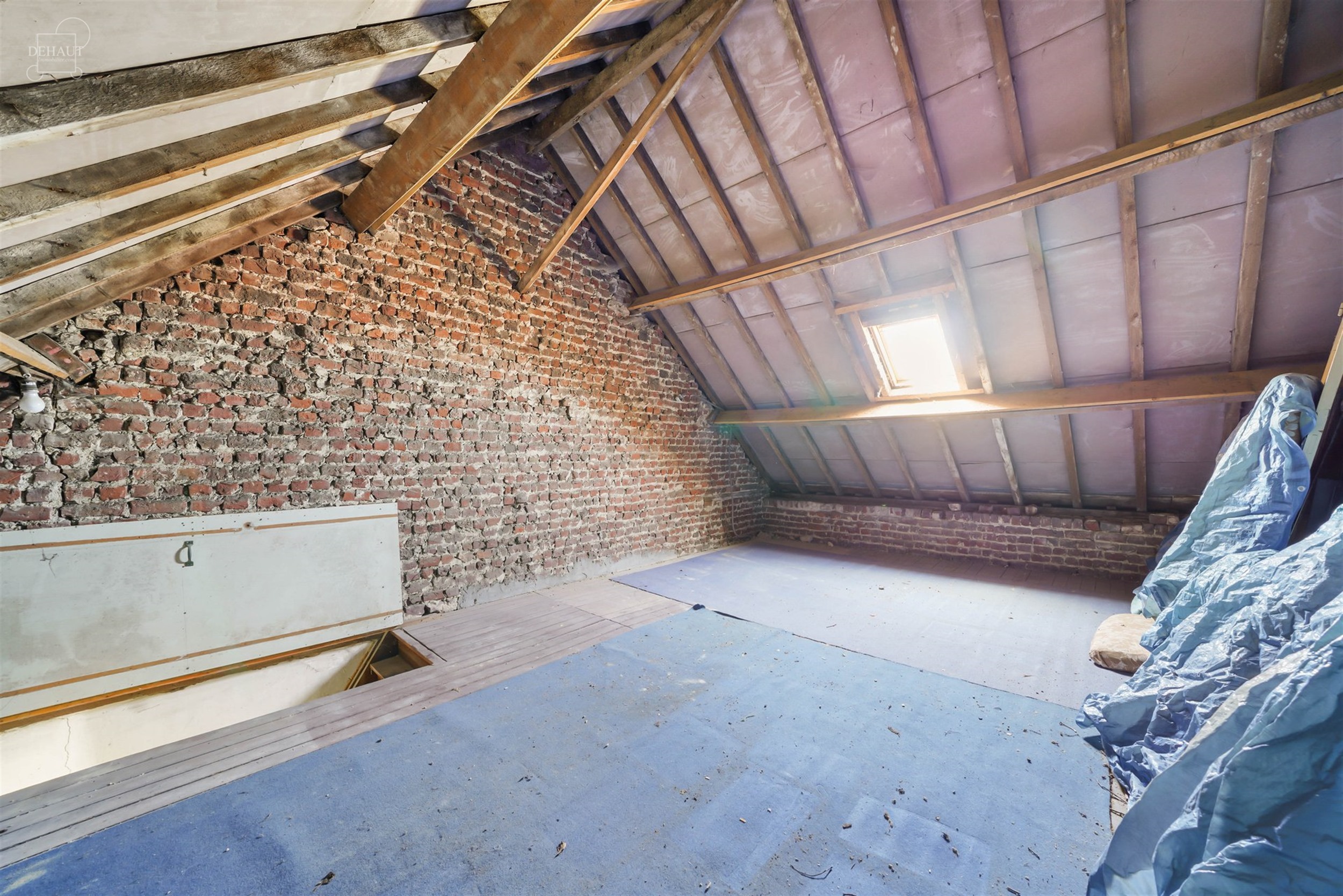 Maison de ville à rénover entièrement avec beau potentiel. 
Comprend un hall d'entrée, un salon, une salle à manger, une cuisine, une salle de b...