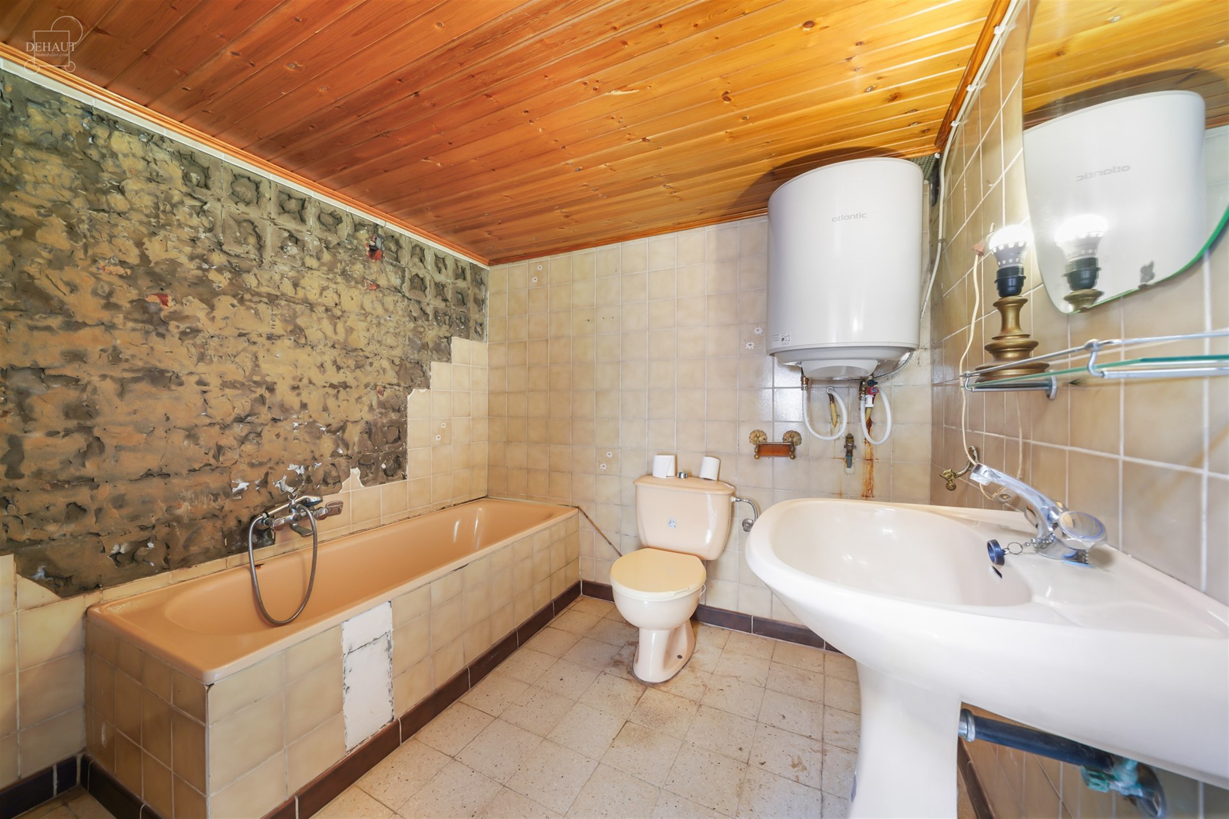 Maison de ville à rénover entièrement avec beau potentiel. 
Comprend un hall d'entrée, un salon, une salle à manger, une cuisine, une salle de b...