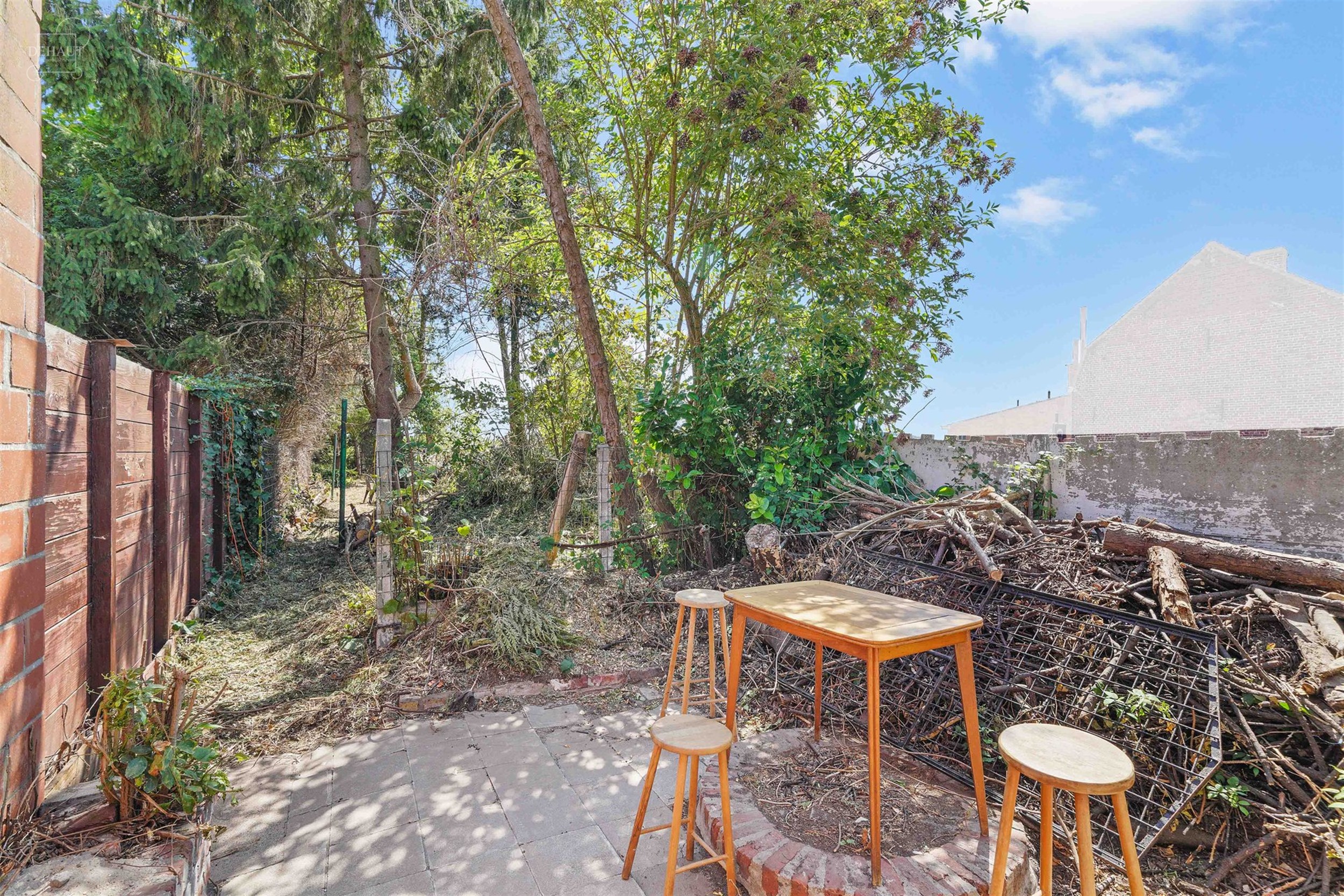 Maison de ville à rénover entièrement avec beau potentiel. 
Comprend un hall d'entrée, un salon, une salle à manger, une cuisine, une salle de b...