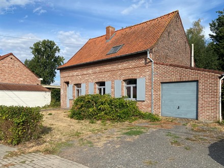 Maison individuelle semi-plain-pied avec accès piéton et garage, comprenant un salon, une salle à manger, une cuisine, une salle de bain, une véra...
