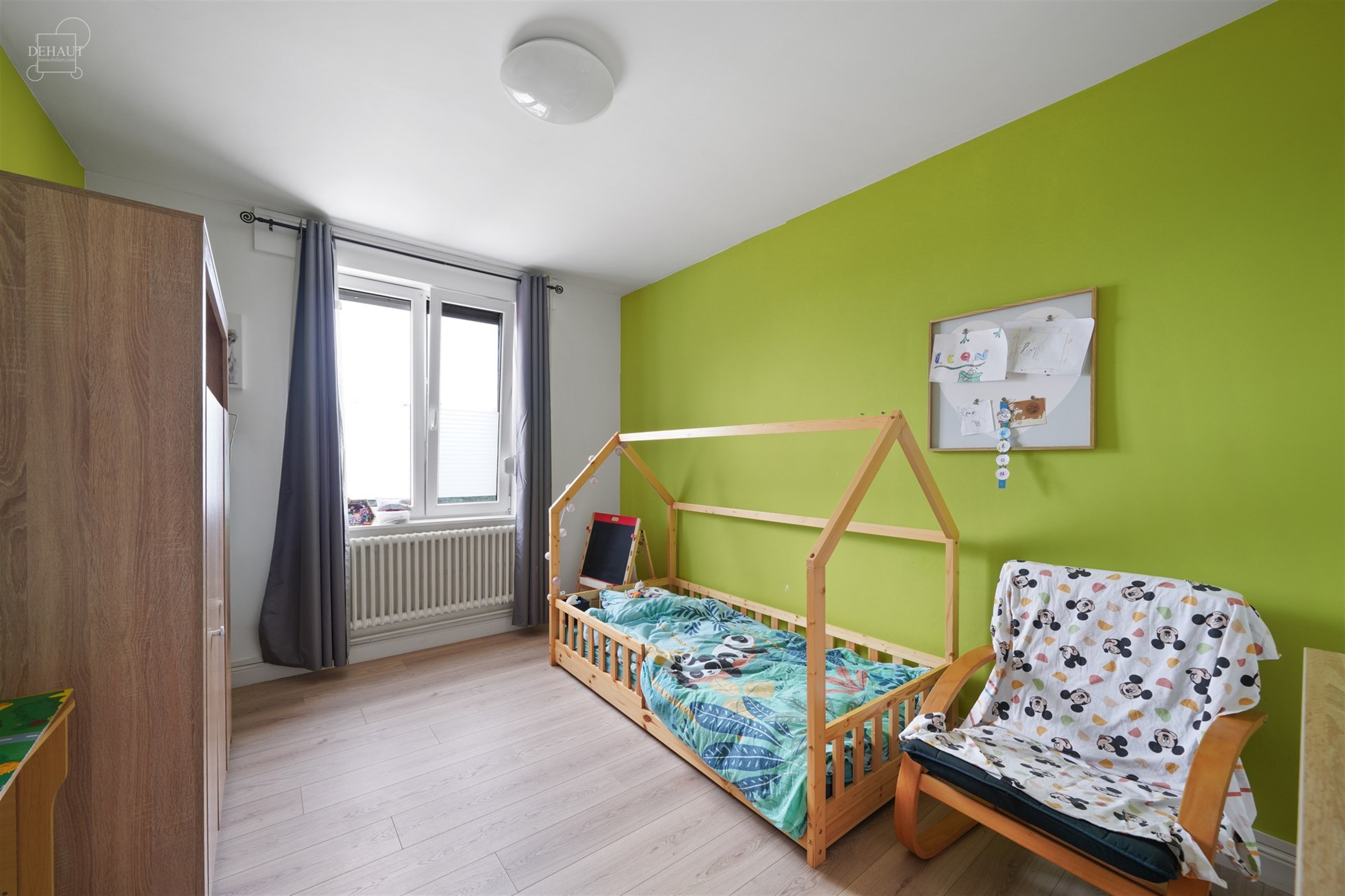 Jolie maison mitoyenne composée d'un hall d'entrée, un séjour, une cuisine, une véranda, une salle de bain, une buanderie et 4 chambres dont une p...