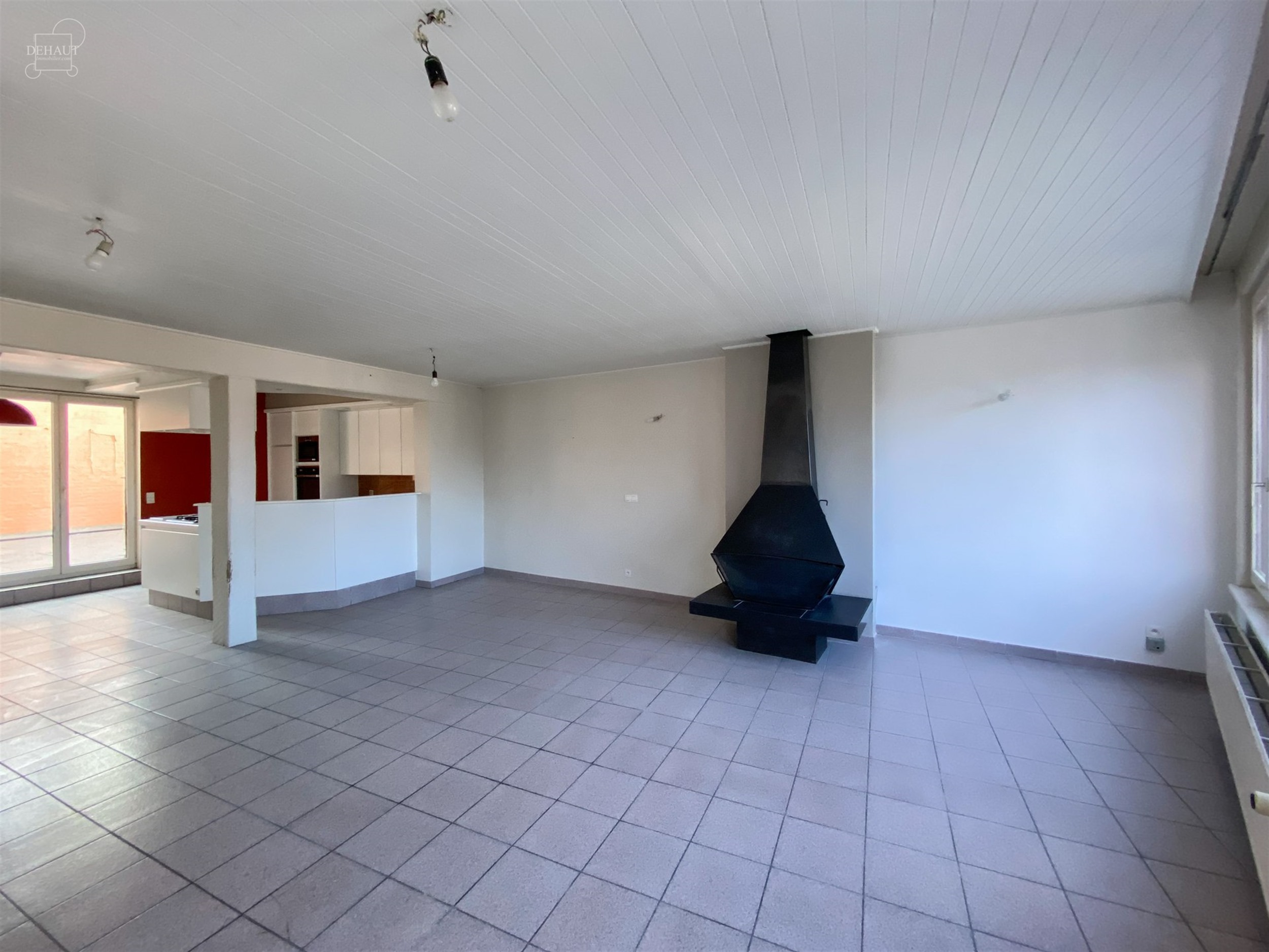 Superbe appartement duplex situé sur la grand-place de COMINES avec grande terrasse d'env.18m². 
Propose un superbe et lumineux espace de vie ouver...