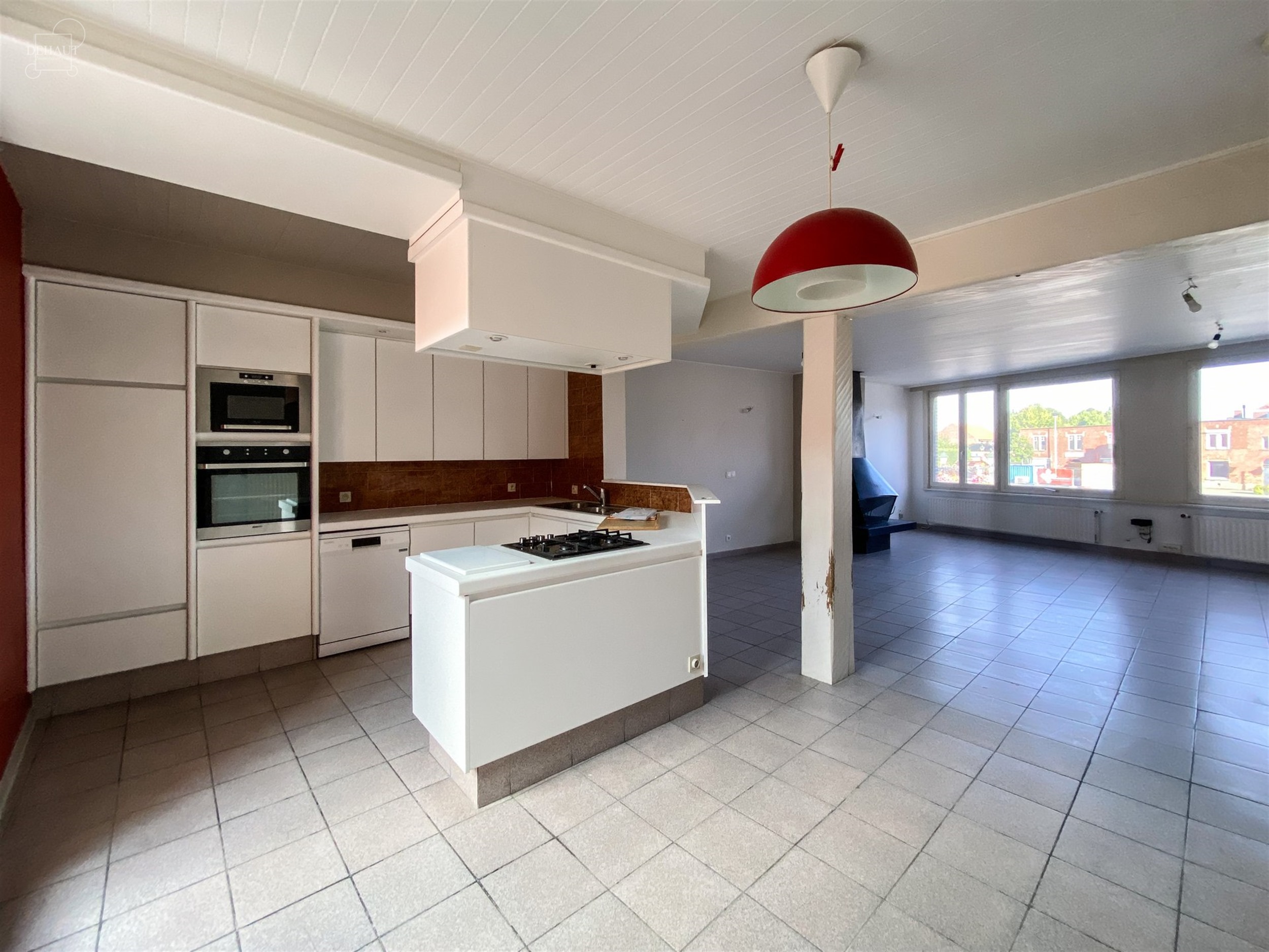Superbe appartement duplex situé sur la grand-place de COMINES avec grande terrasse d'env.18m². 
Propose un superbe et lumineux espace de vie ouver...
