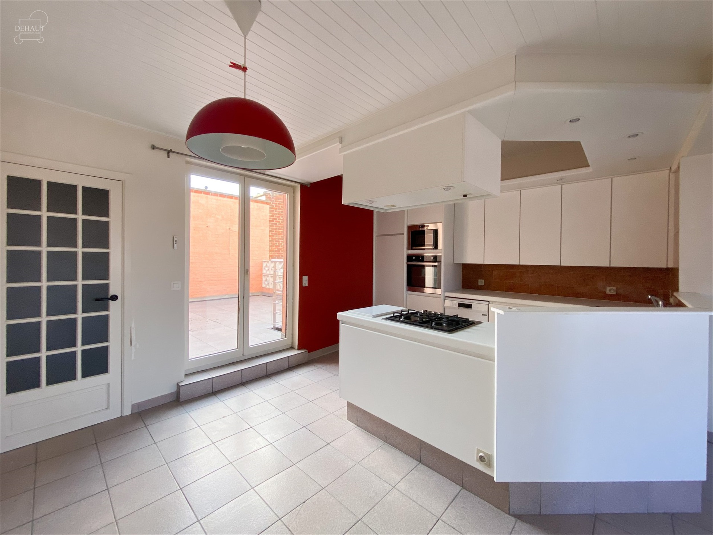 Superbe appartement duplex situé sur la grand-place de COMINES avec grande terrasse d'env.18m². 
Propose un superbe et lumineux espace de vie ouver...