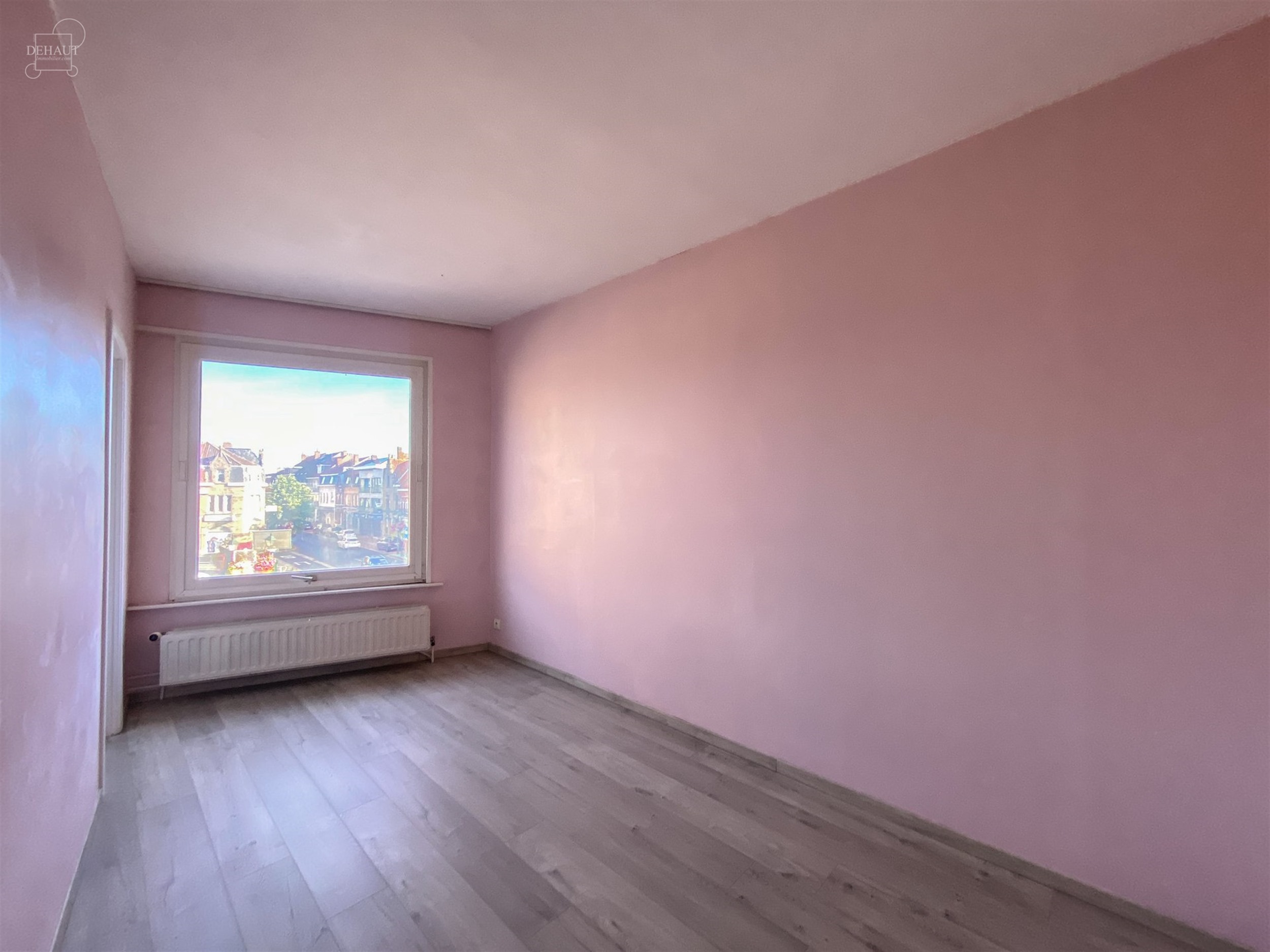 Superbe appartement duplex situé sur la grand-place de COMINES avec grande terrasse d'env.18m². 
Propose un superbe et lumineux espace de vie ouver...