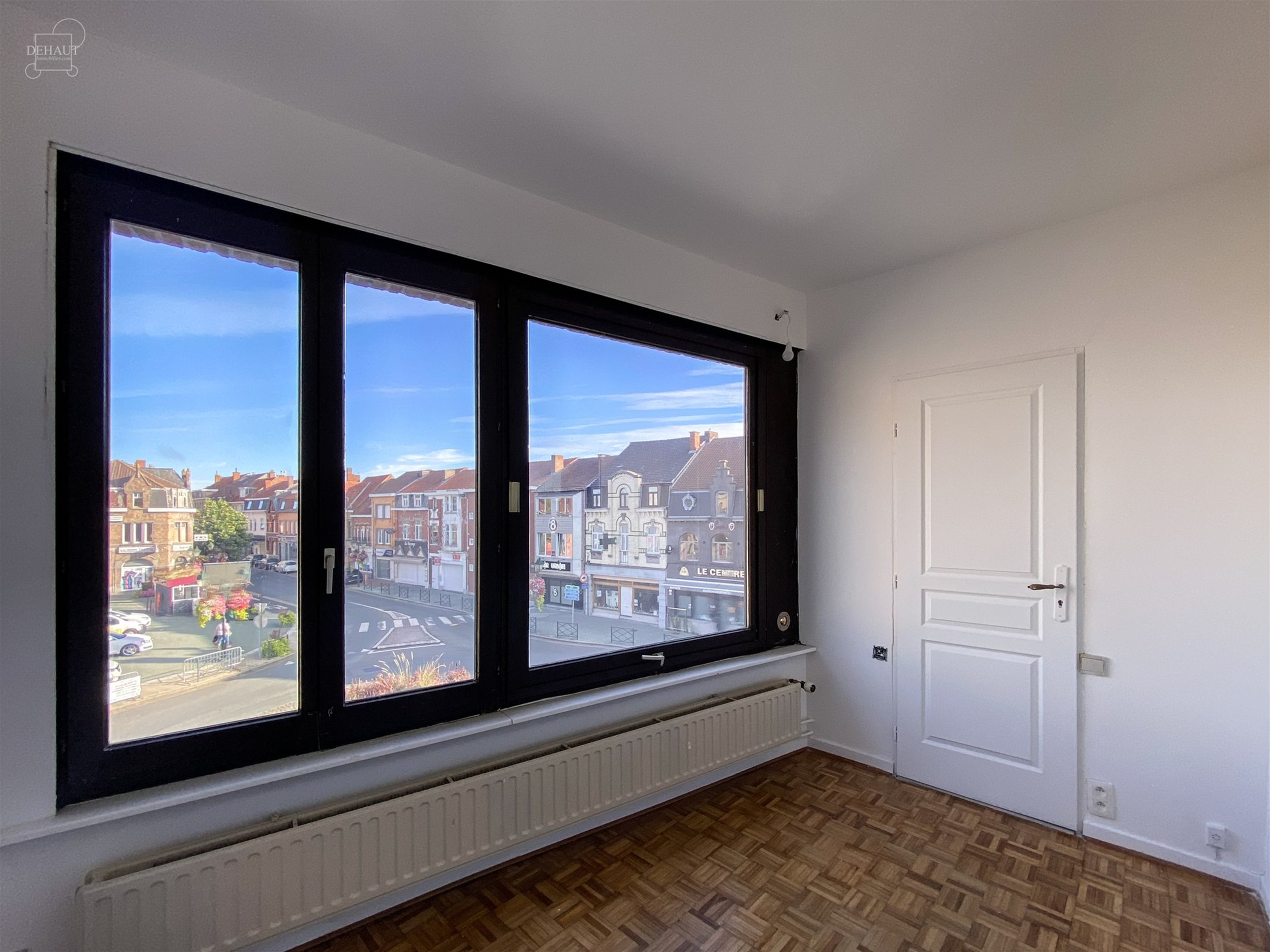 Superbe appartement duplex situé sur la grand-place de COMINES avec grande terrasse d'env.18m². 
Propose un superbe et lumineux espace de vie ouver...