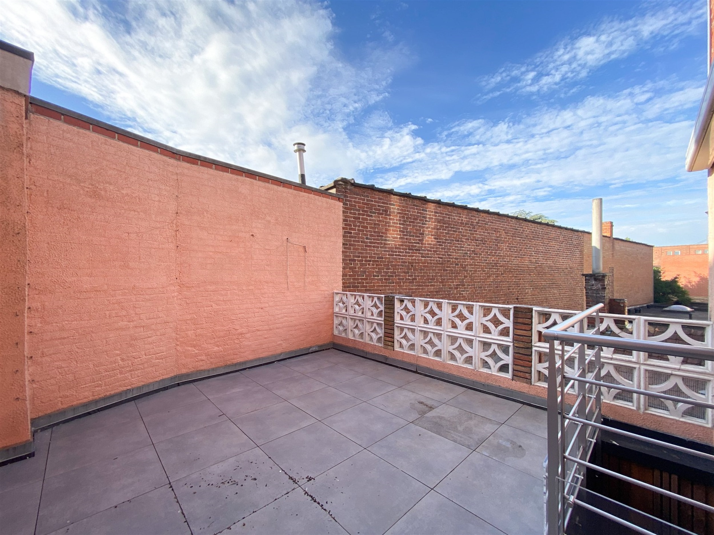 Superbe appartement duplex situé sur la grand-place de COMINES avec grande terrasse d'env.18m². 
Propose un superbe et lumineux espace de vie ouver...