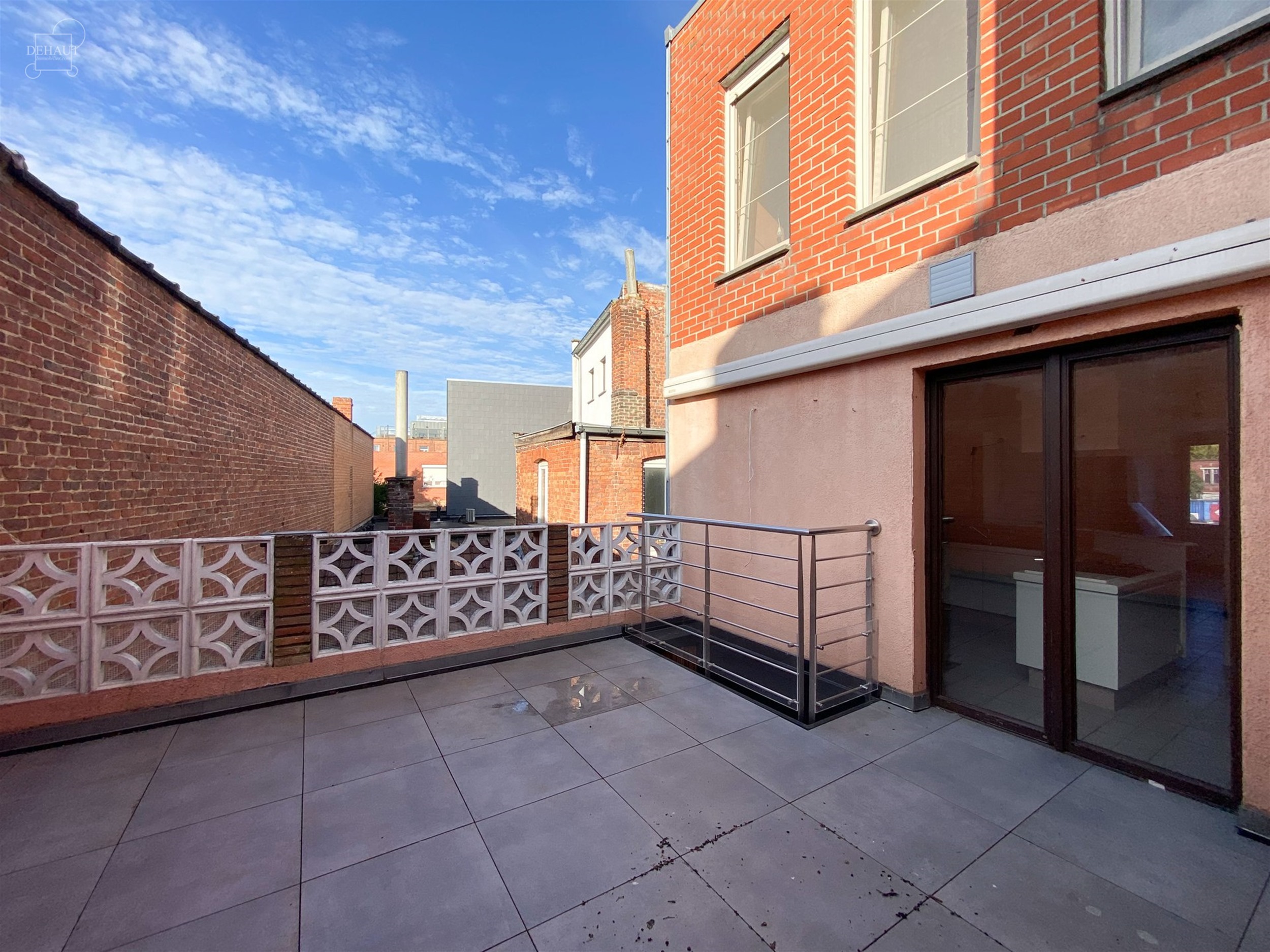 Superbe appartement duplex situé sur la grand-place de COMINES avec grande terrasse d'env.18m². 
Propose un superbe et lumineux espace de vie ouver...