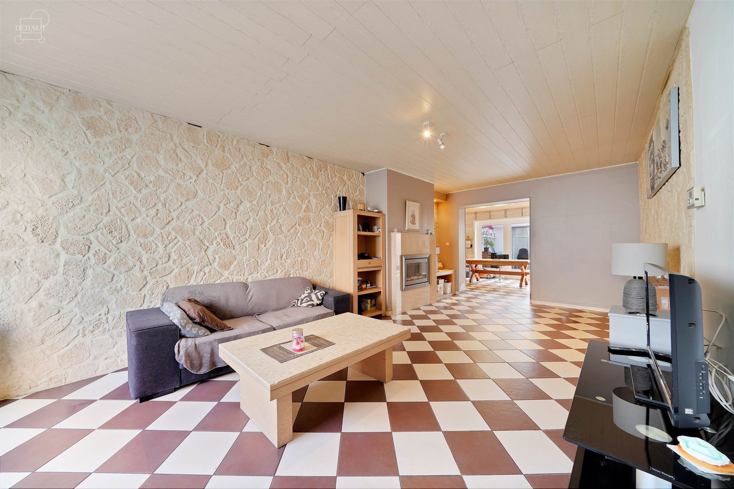 Grande maison de ville disposant d'un hall d'entrée desservant un séjour, une cuisine équipée, un dessous d'escalier faisant office de cellier, un...
