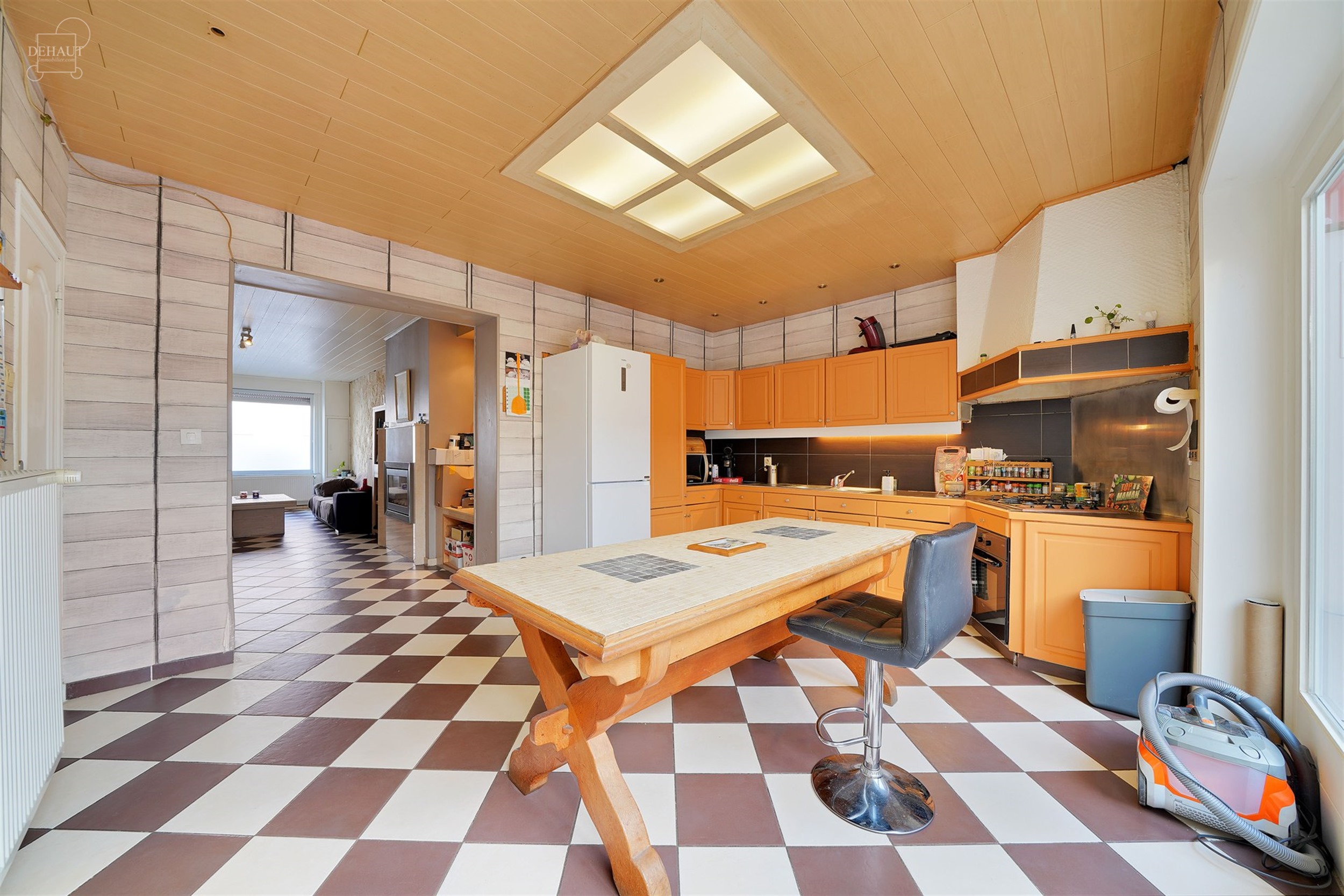 Grande maison de ville disposant d'un hall d'entrée desservant un séjour, une cuisine équipée, un dessous d'escalier faisant office de cellier, un...