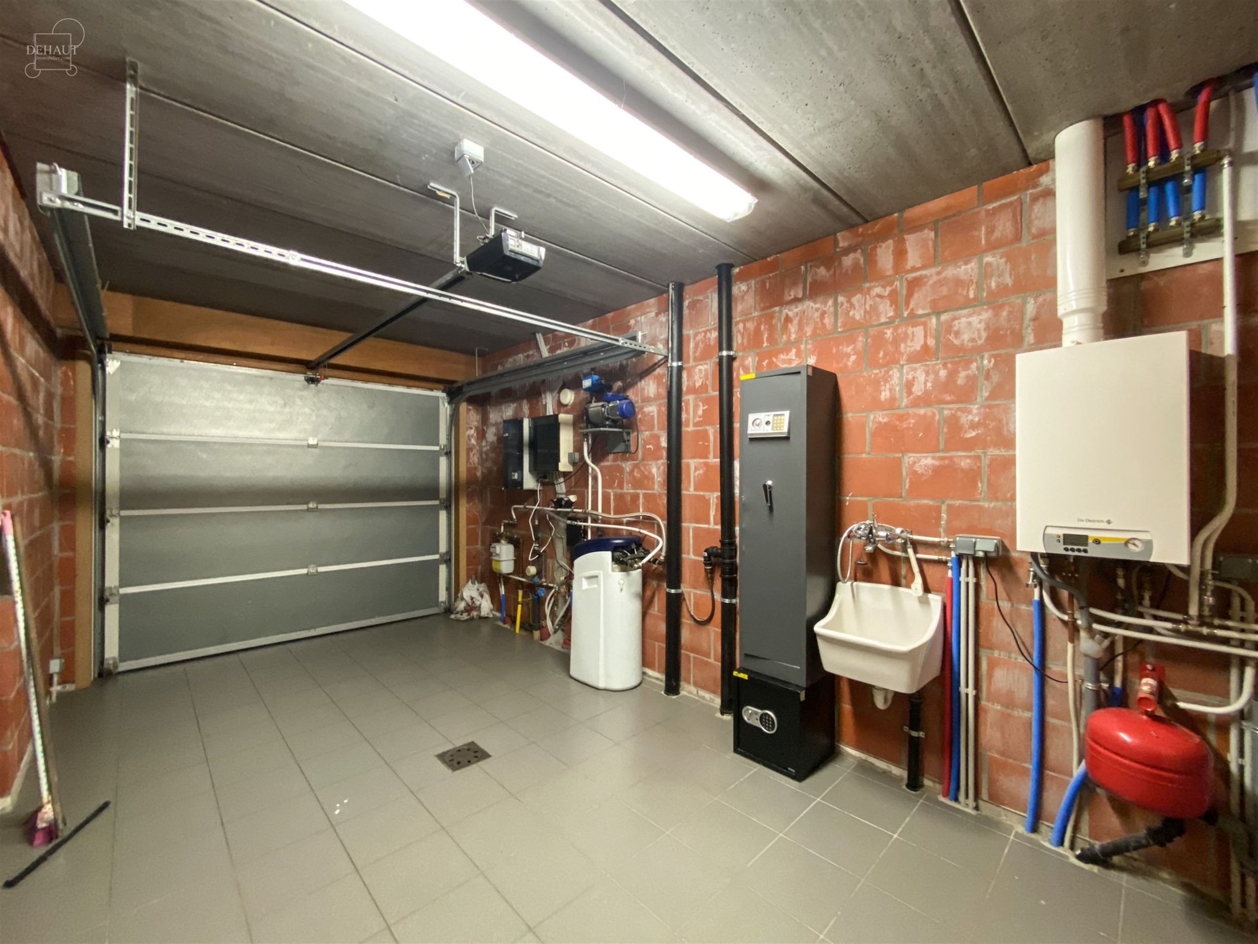 Superbe maison semi-individuelle avec garage, accès latéral et parking privé idéalement située en campagne. Comprend un hall d'entrée, un séjou...