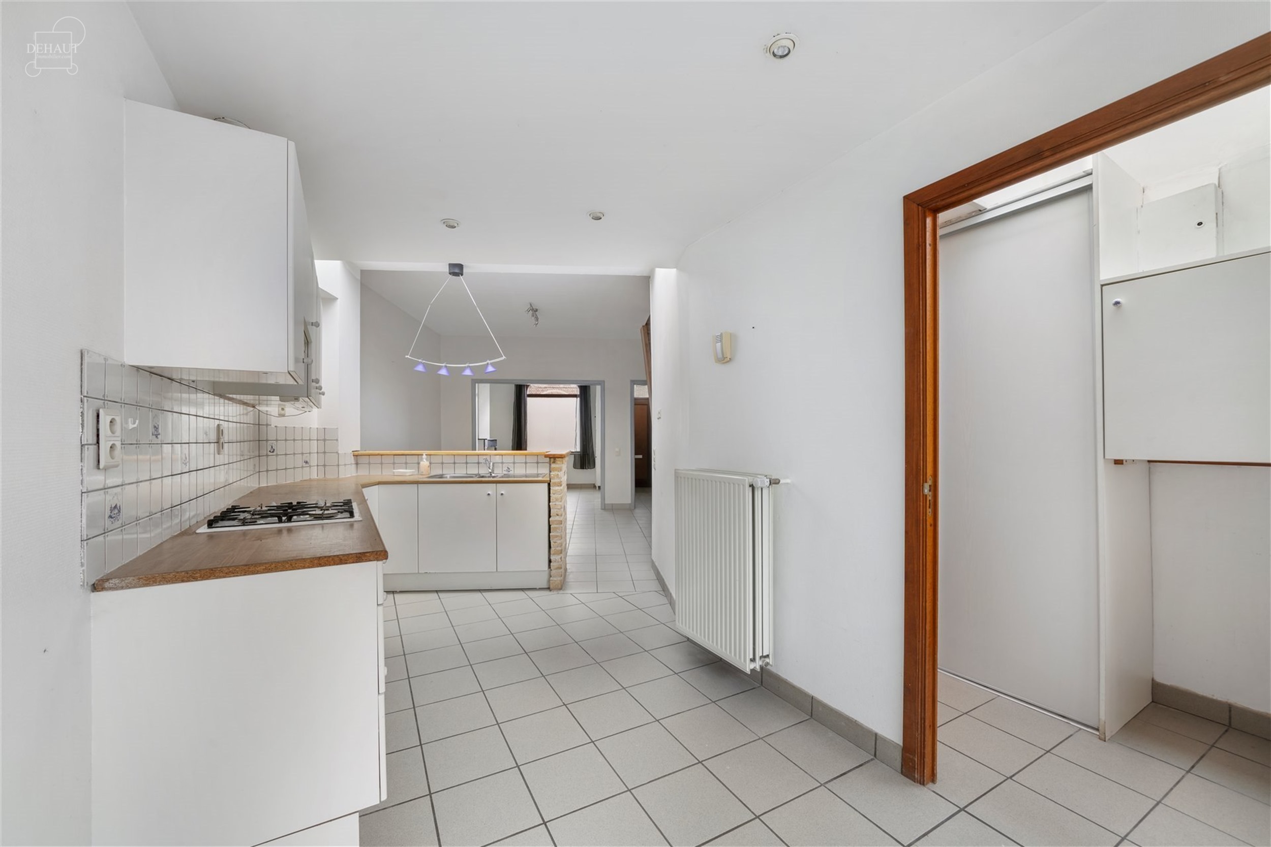 Jolie et agréable maison de ville rénovée proposant de beaux volumes. Comprend un hall d'entrée desservant salon, salle à manger, cuisine semi-é...