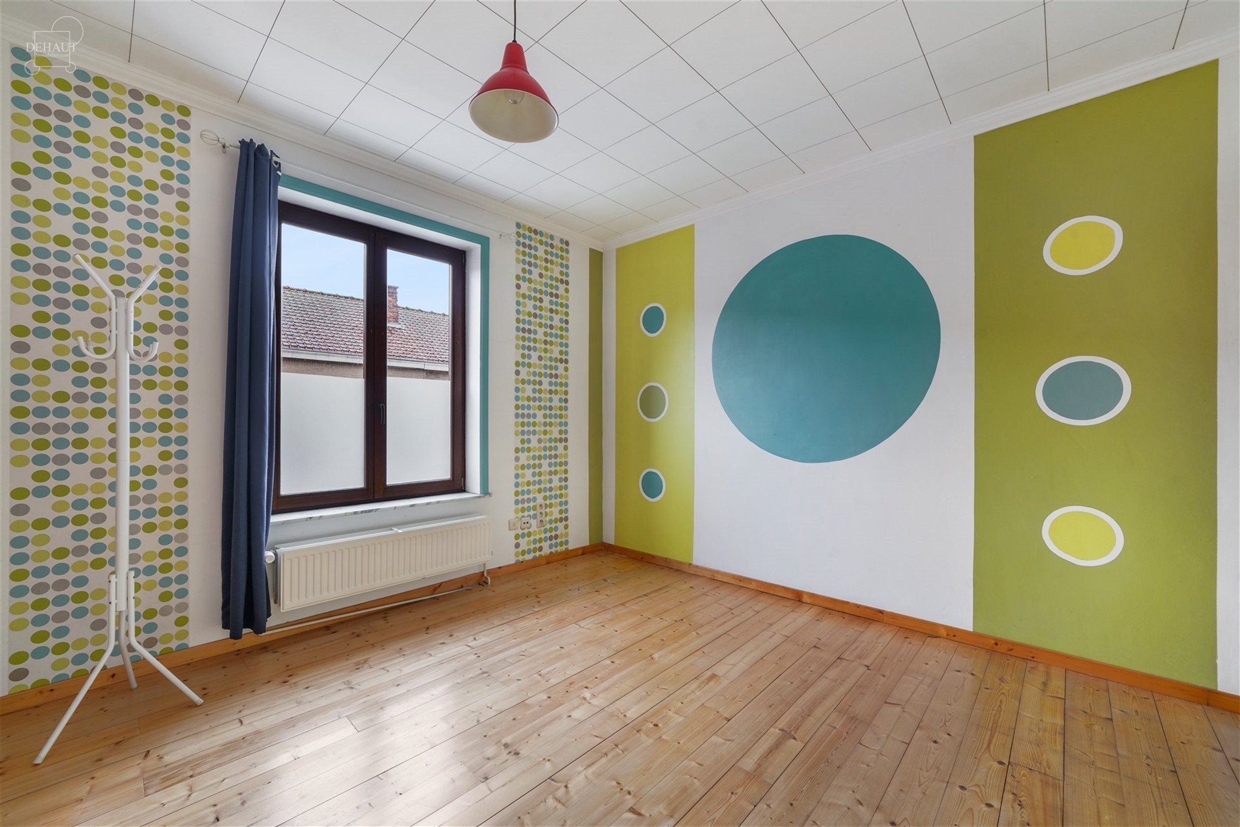 Jolie et agréable maison de ville rénovée proposant de beaux volumes. Comprend un hall d'entrée desservant salon, salle à manger, cuisine semi-é...