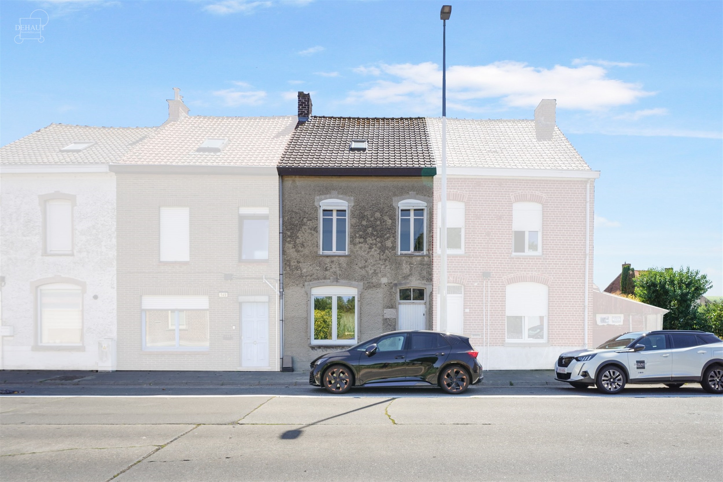 Maison de ville à rénover entièrement avec beau potentiel. 
Comprend un hall d'entrée, un salon, une salle à manger, une cuisine, une salle de b...