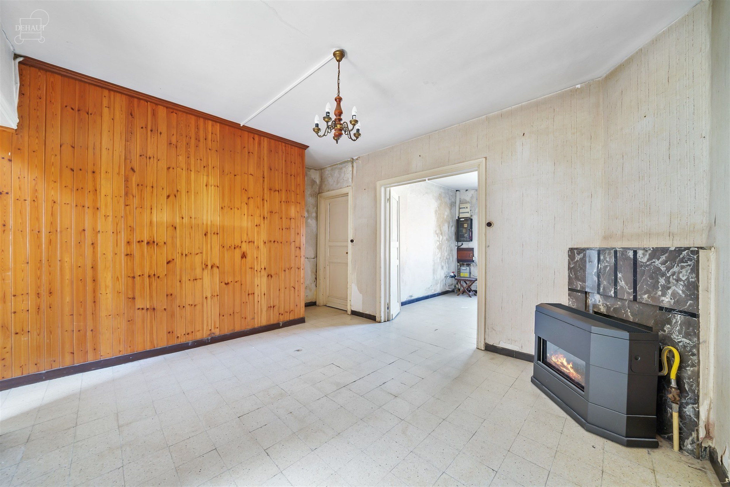 Maison de ville à rénover entièrement avec beau potentiel. 
Comprend un hall d'entrée, un salon, une salle à manger, une cuisine, une salle de b...