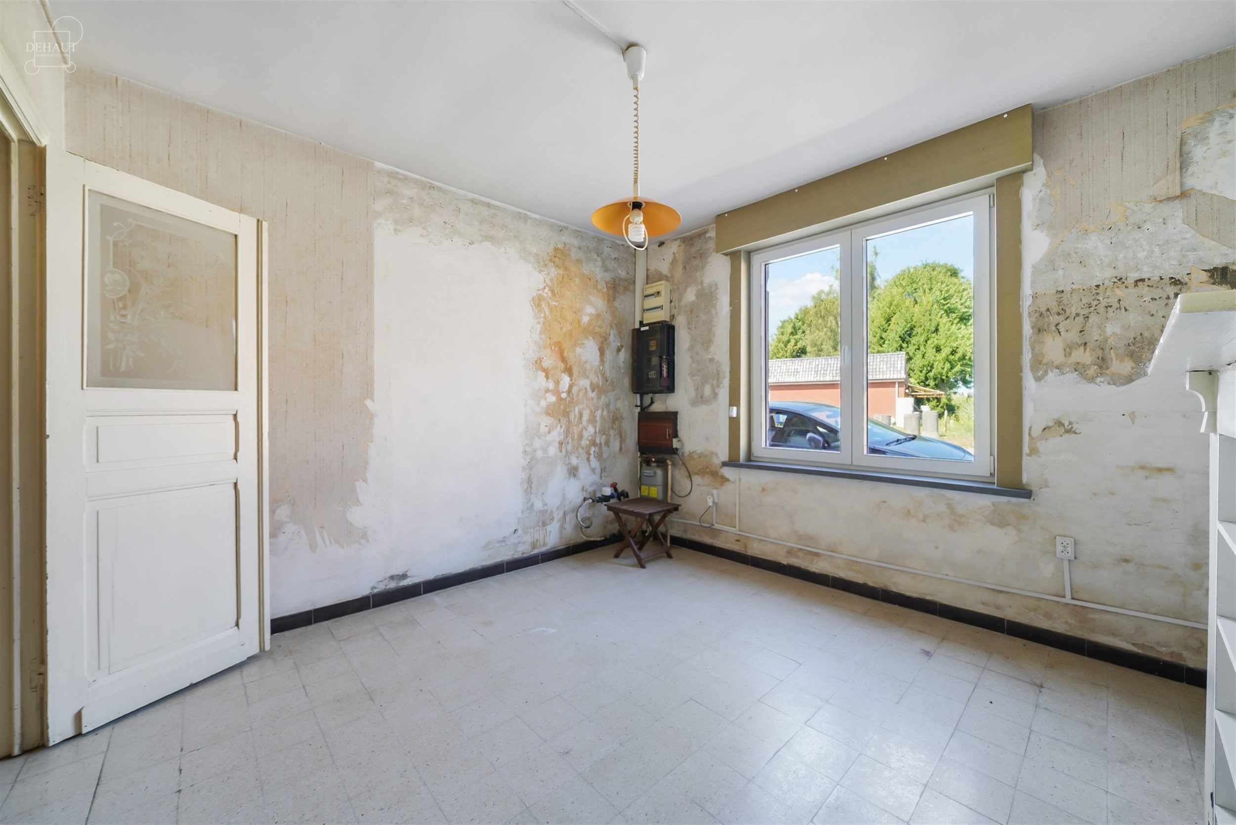 Maison de ville à rénover entièrement avec beau potentiel. 
Comprend un hall d'entrée, un salon, une salle à manger, une cuisine, une salle de b...