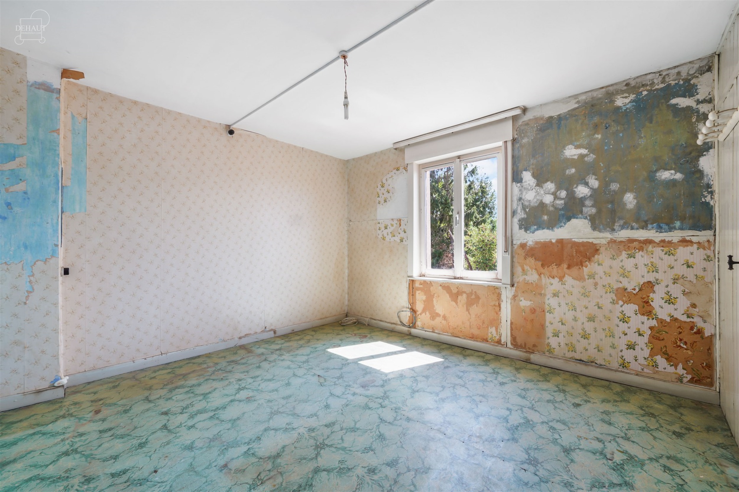 Maison de ville à rénover entièrement avec beau potentiel. 
Comprend un hall d'entrée, un salon, une salle à manger, une cuisine, une salle de b...