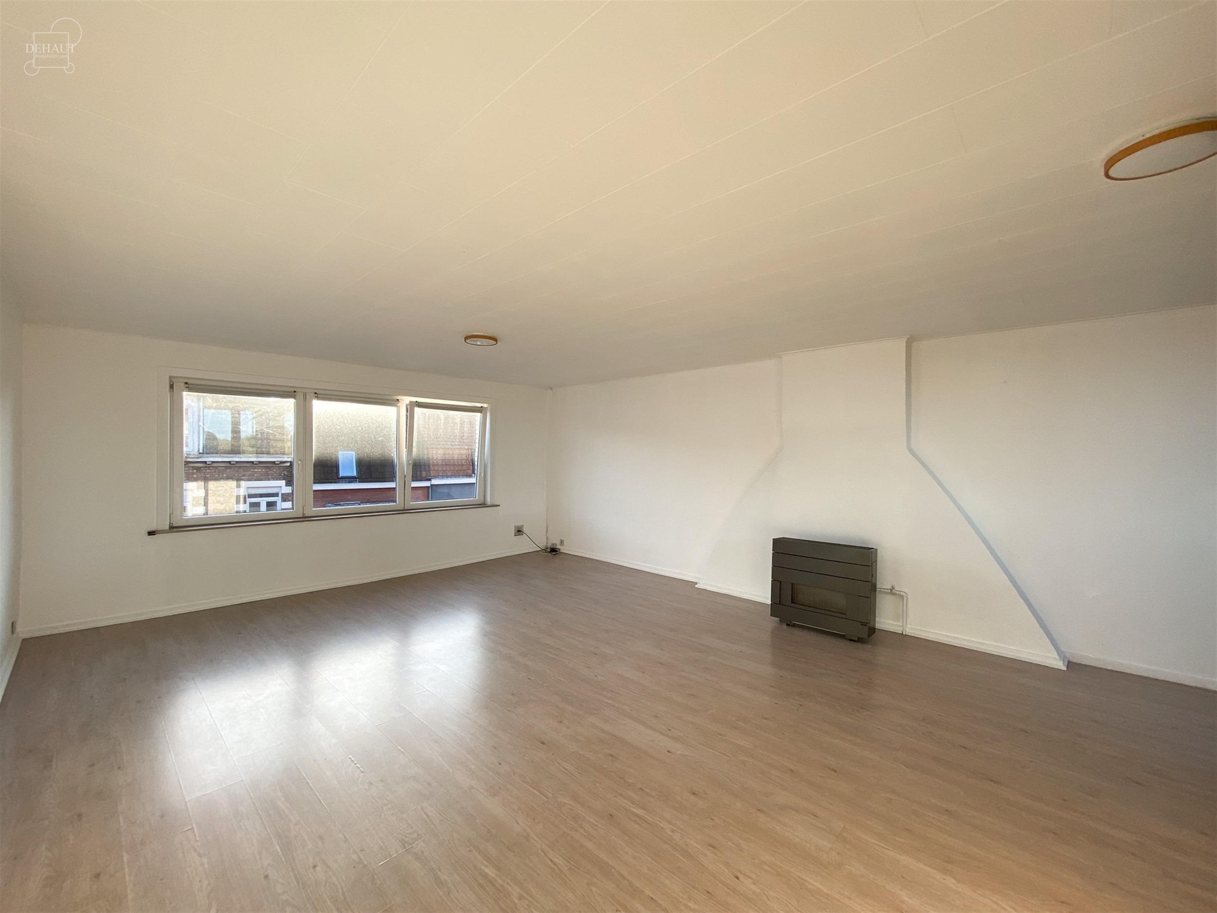Bel appartement au 2ème étage d'un immeuble en centre-ville de LE BIZET composé d'un séjour ouvert sur cuisine équipée, une salle de bain, 2 cha...