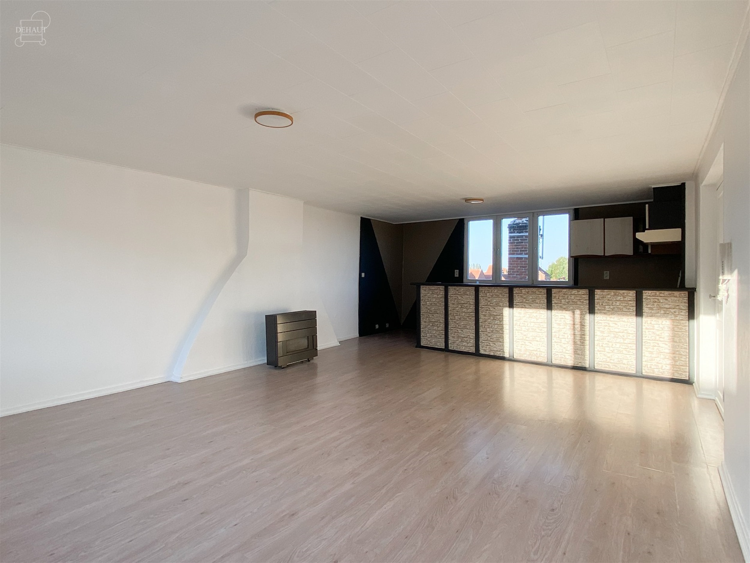 Bel appartement au 2ème étage d'un immeuble en centre-ville de LE BIZET composé d'un séjour ouvert sur cuisine équipée, une salle de bain, 2 cha...