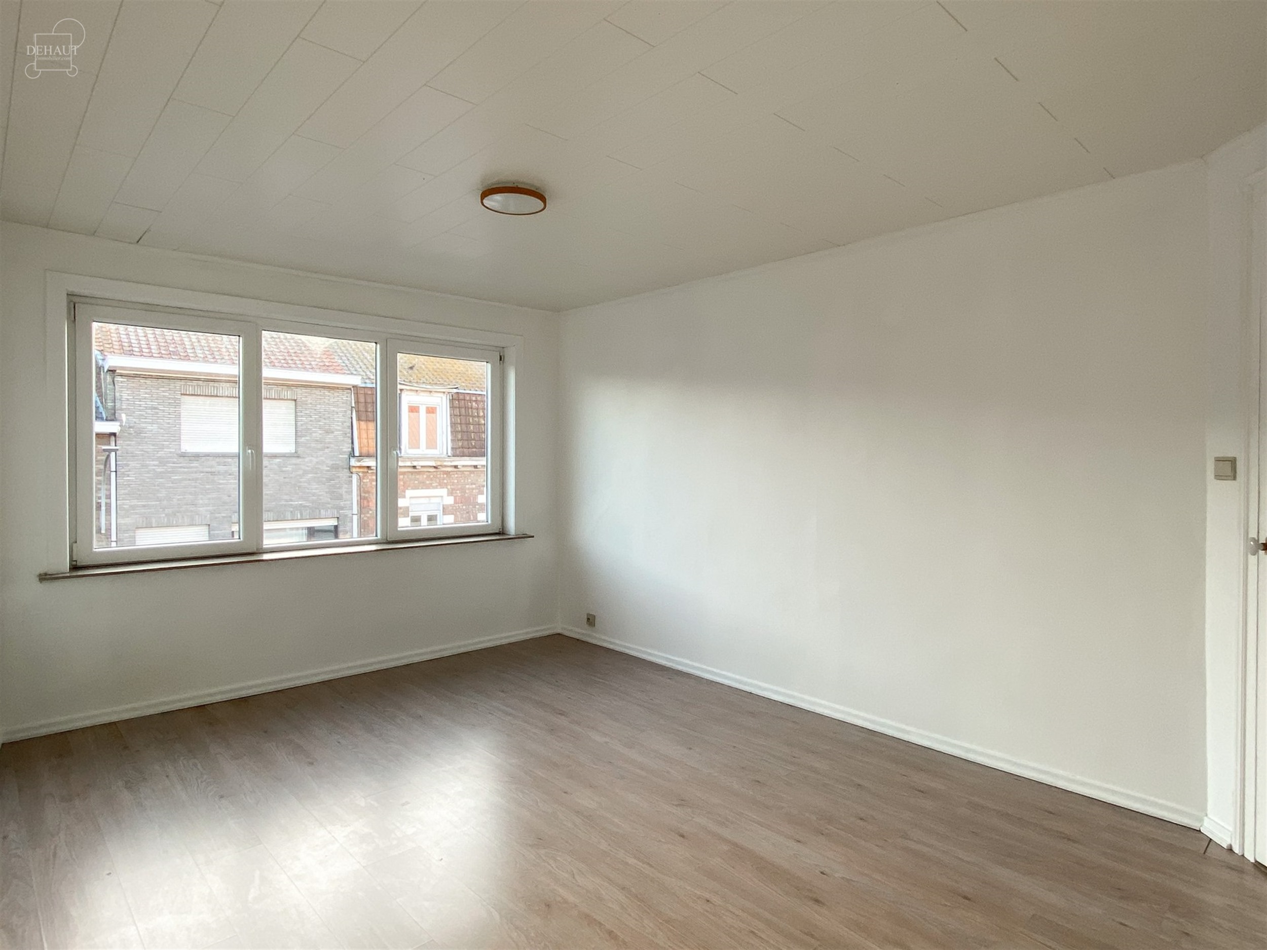 Bel appartement au 2ème étage d'un immeuble en centre-ville de LE BIZET composé d'un séjour ouvert sur cuisine équipée, une salle de bain, 2 cha...