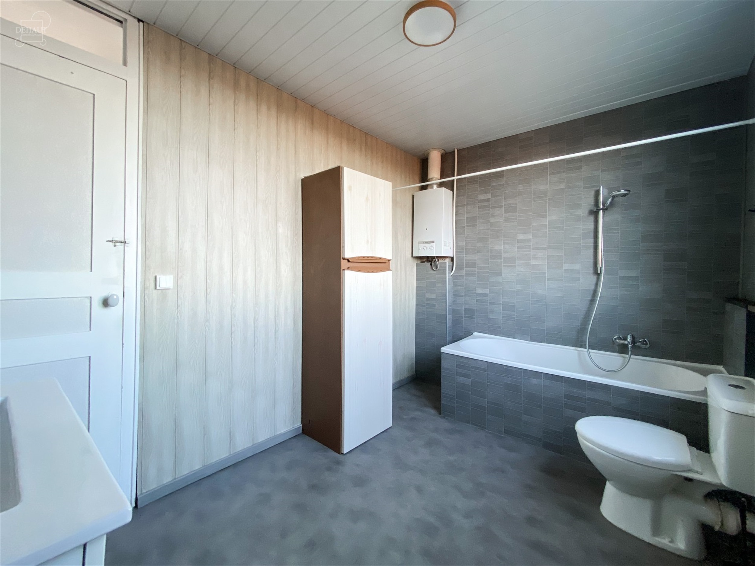 Bel appartement au 2ème étage d'un immeuble en centre-ville de LE BIZET composé d'un séjour ouvert sur cuisine équipée, une salle de bain, 2 cha...