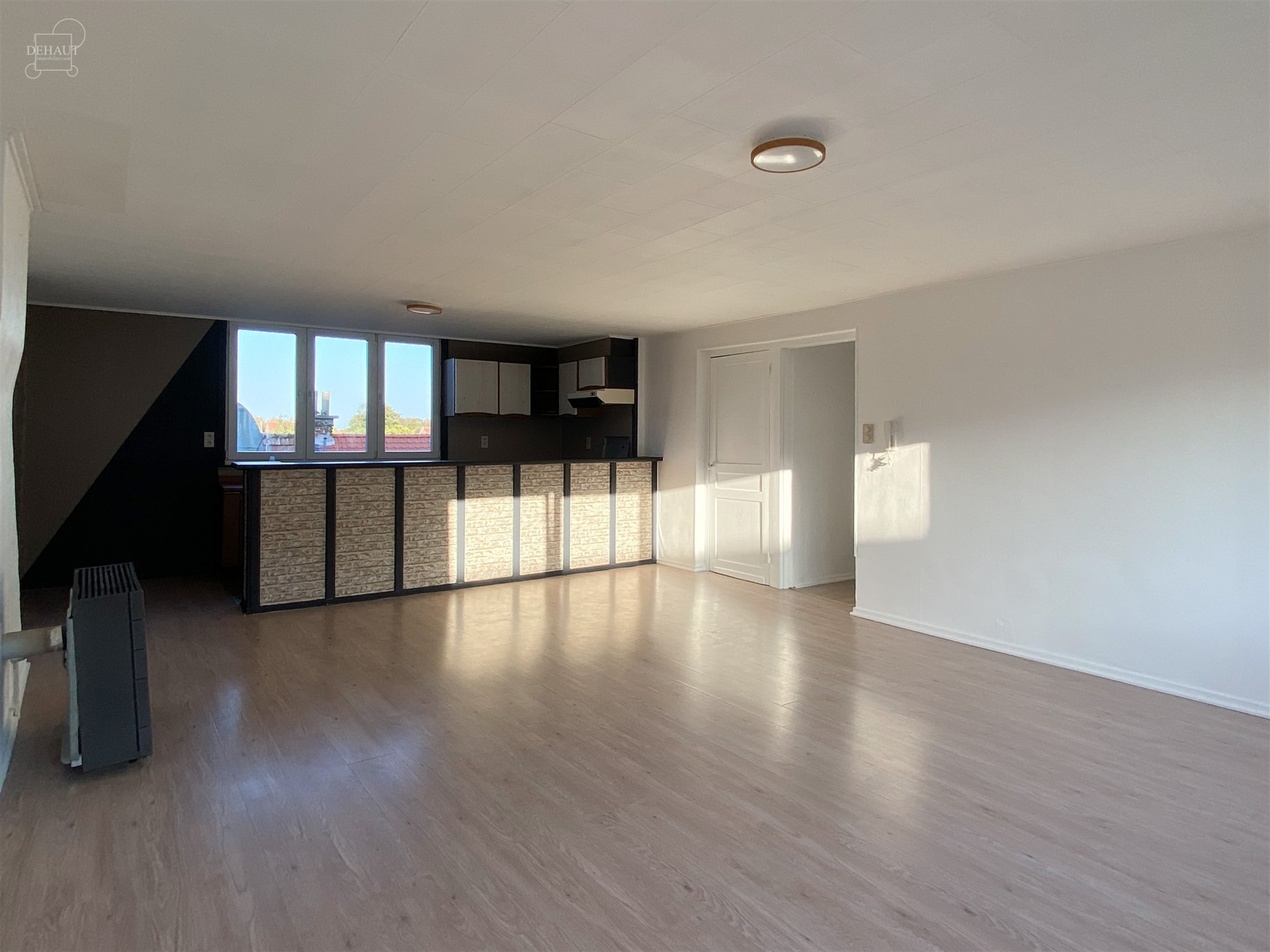 Bel appartement au 2ème étage d'un immeuble en centre-ville de LE BIZET composé d'un séjour ouvert sur cuisine équipée, une salle de bain, 2 cha...