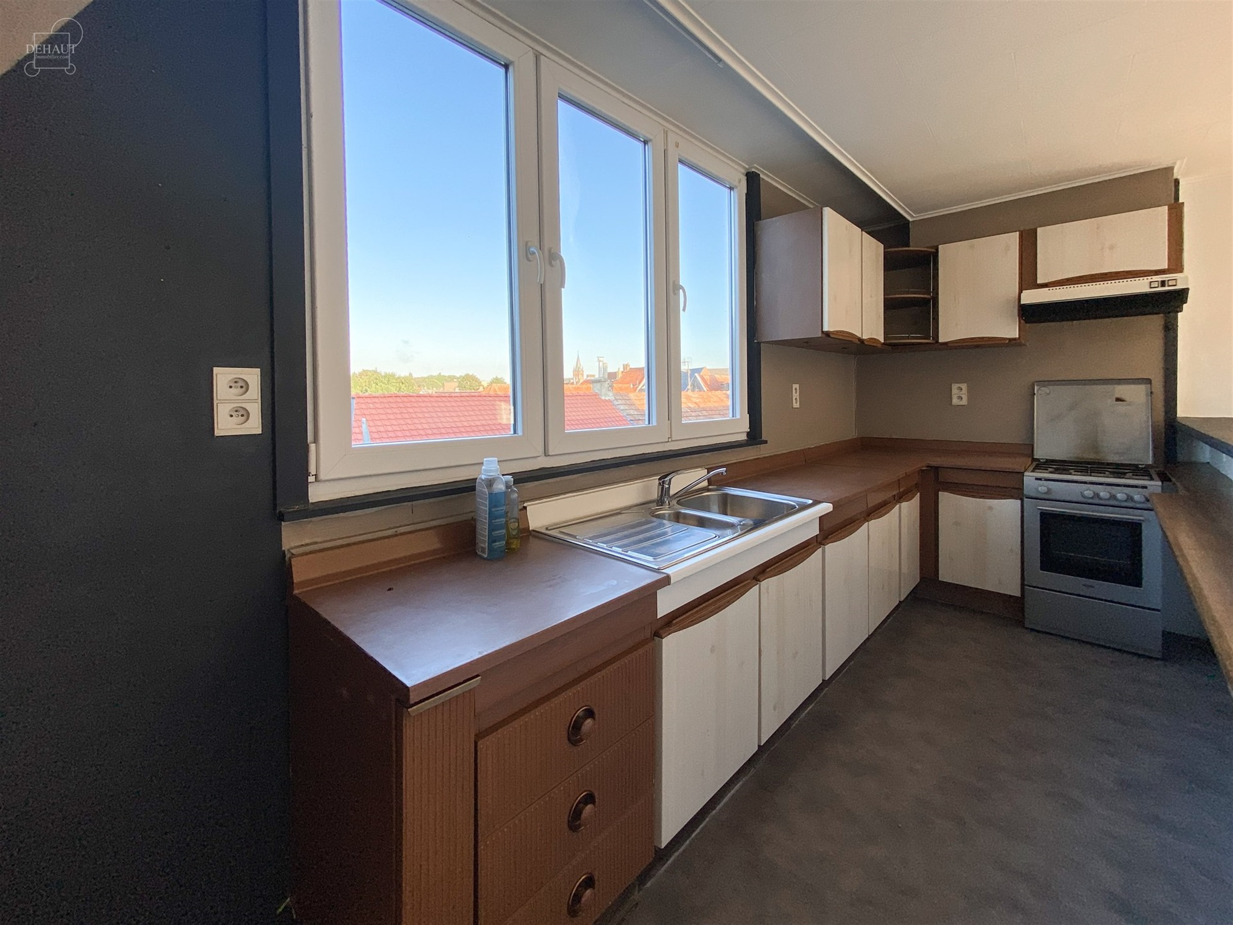 Bel appartement au 2ème étage d'un immeuble en centre-ville de LE BIZET composé d'un séjour ouvert sur cuisine équipée, une salle de bain, 2 cha...