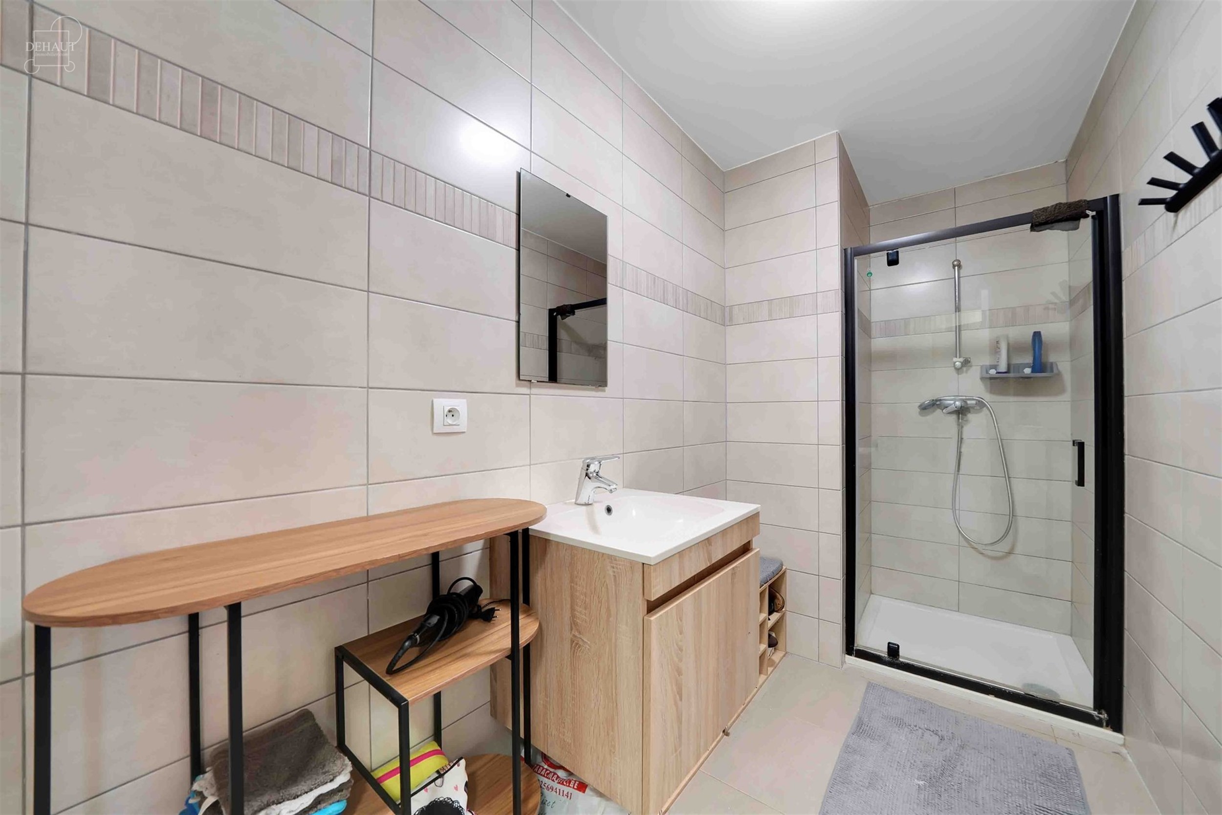 Appartement au 2ème étage d'un immeuble avec ascenseur construit en 2016. Comprend un séjour ouvert sur une cuisine équipée, une salle de bain, u...