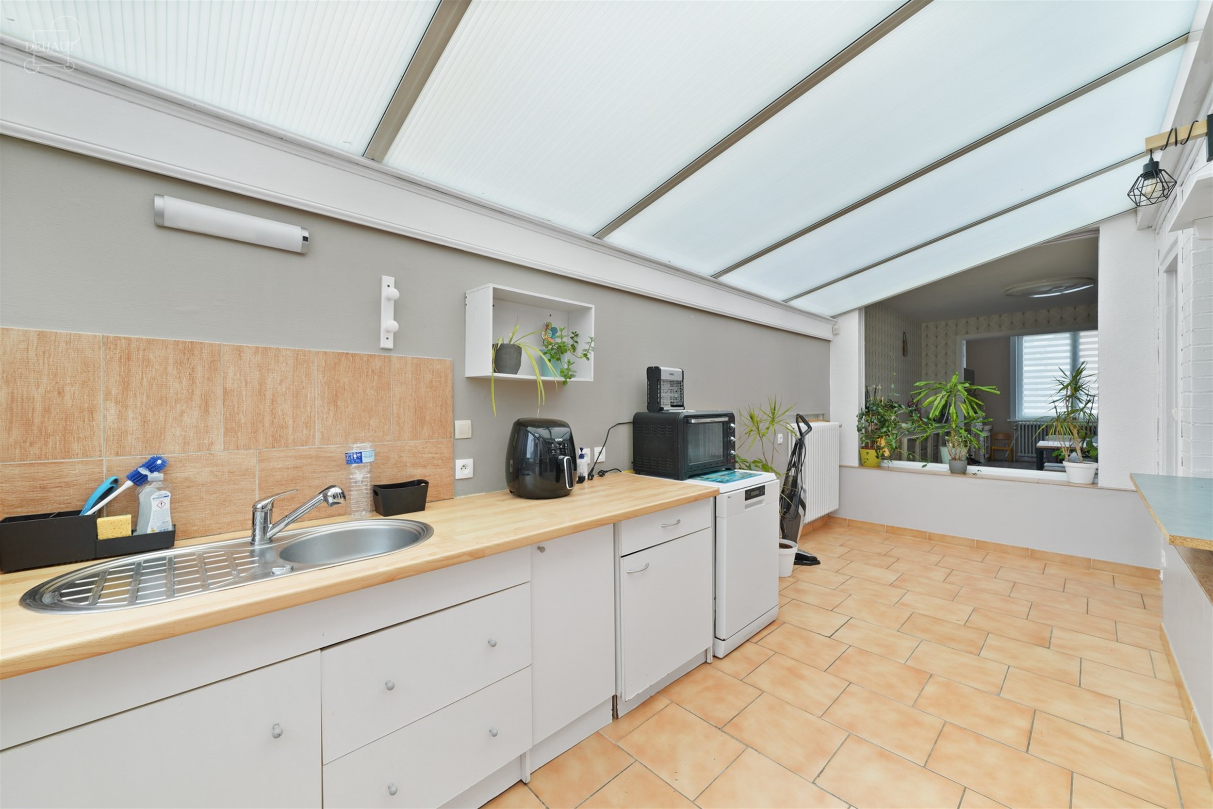 Jolie maison mitoyenne composée d'un hall d'entrée, un séjour, une cuisine, une véranda, une salle de bain, une buanderie et 4 chambres dont une p...
