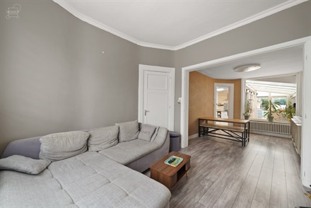 Jolie maison mitoyenne composée d'un hall d'entrée, un séjour, une cuisine, une véranda, une salle de bain, une buanderie et 4 chambres dont une p...