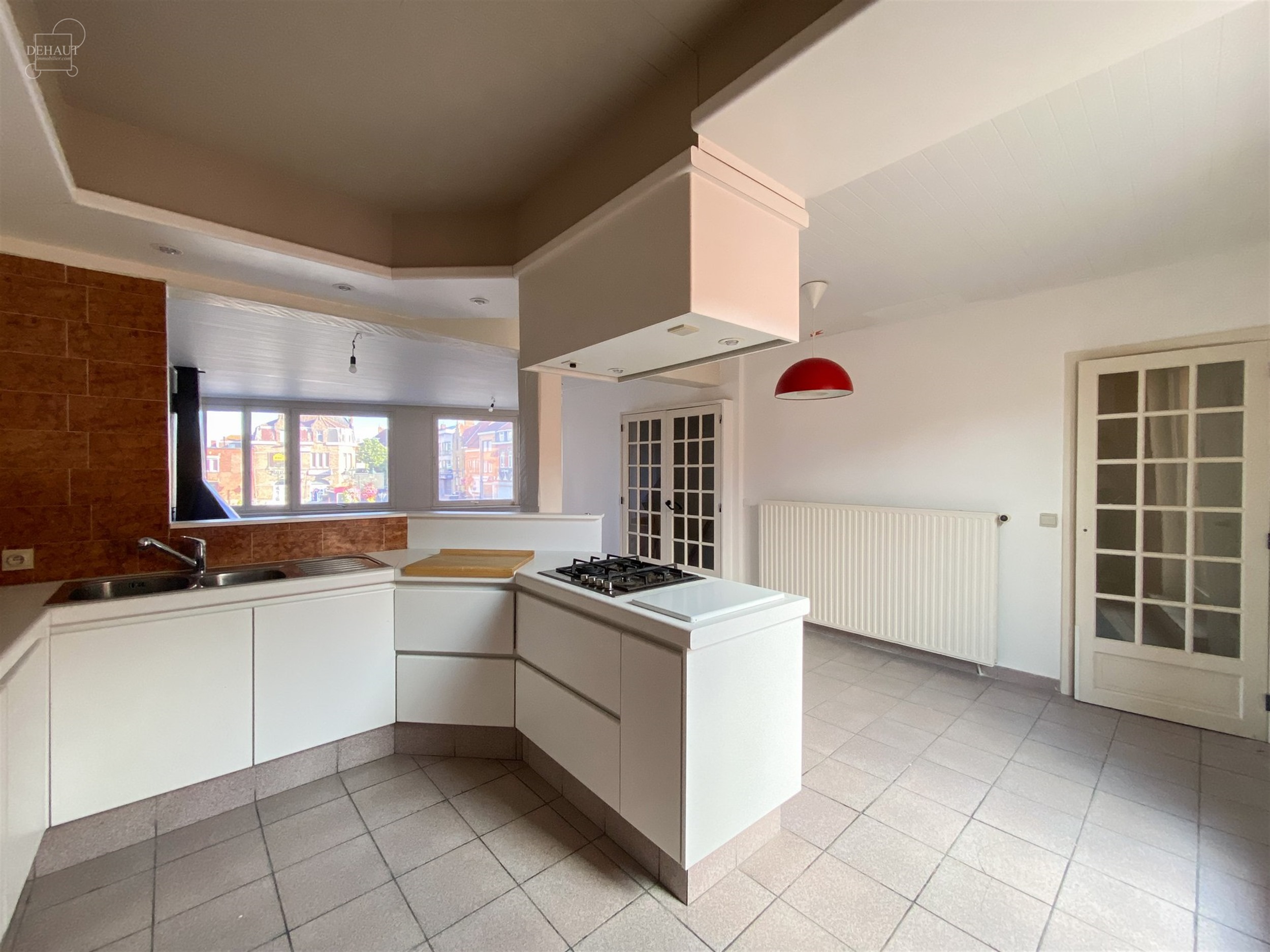 Superbe appartement duplex situé sur la grand-place de COMINES avec grande terrasse d'env.18m². 
Propose un superbe et lumineux espace de vie ouver...