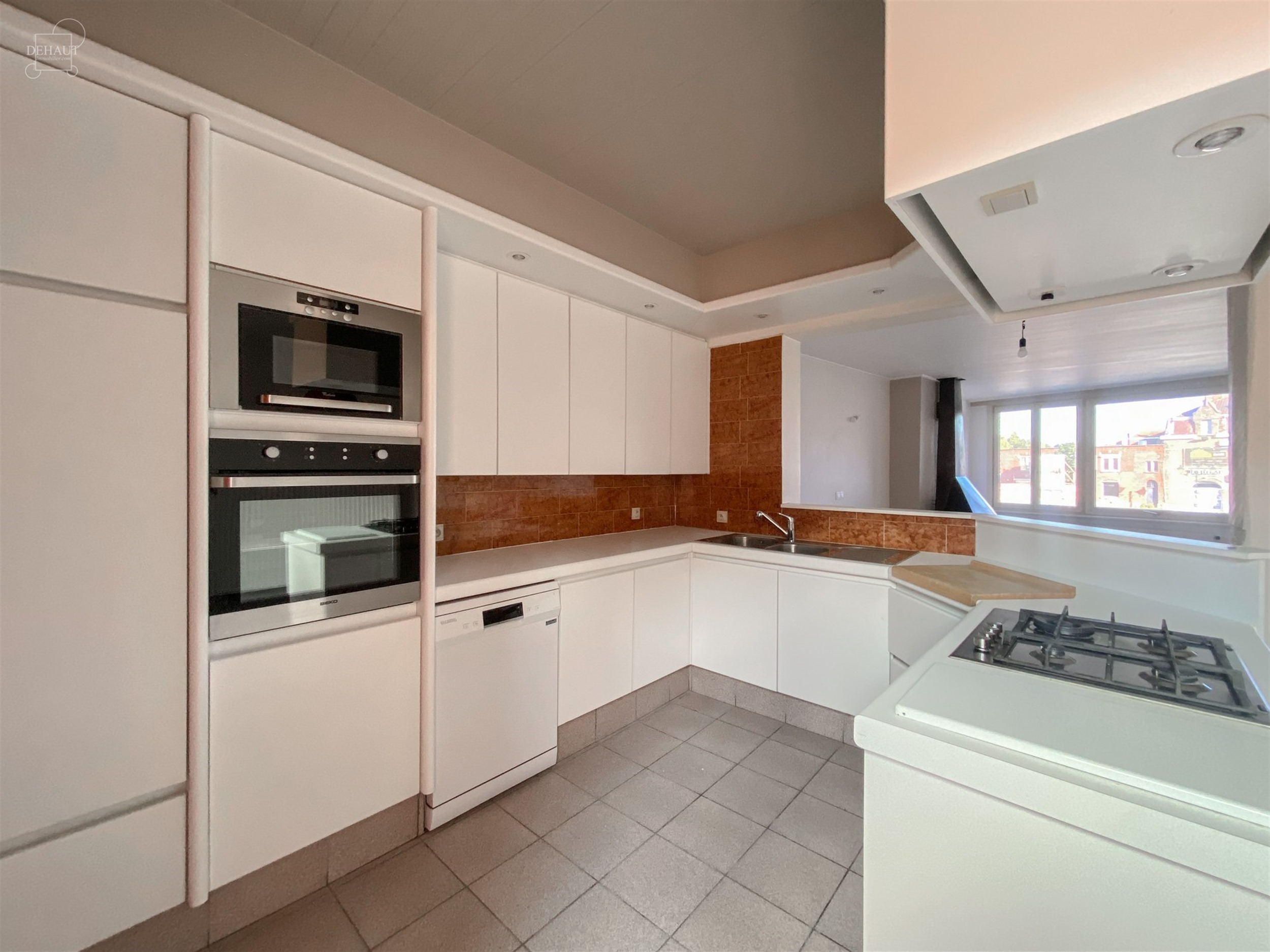 Superbe appartement duplex situé sur la grand-place de COMINES avec grande terrasse d'env.18m². 
Propose un superbe et lumineux espace de vie ouver...