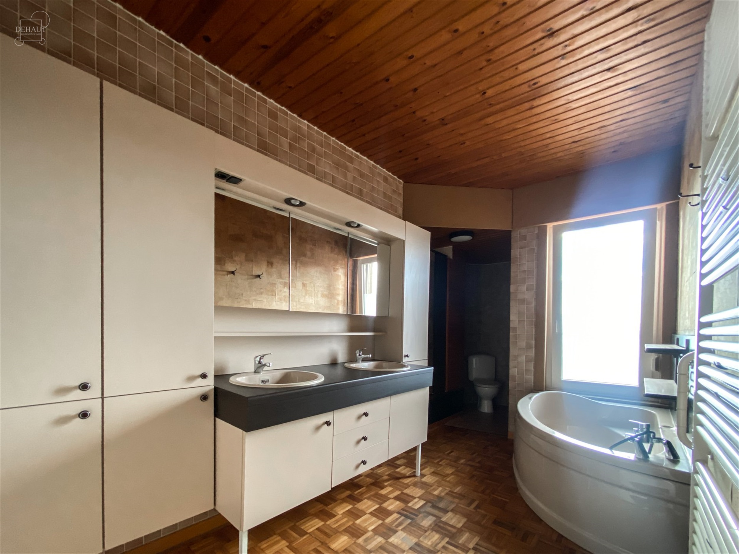 Superbe appartement duplex situé sur la grand-place de COMINES avec grande terrasse d'env.18m². 
Propose un superbe et lumineux espace de vie ouver...