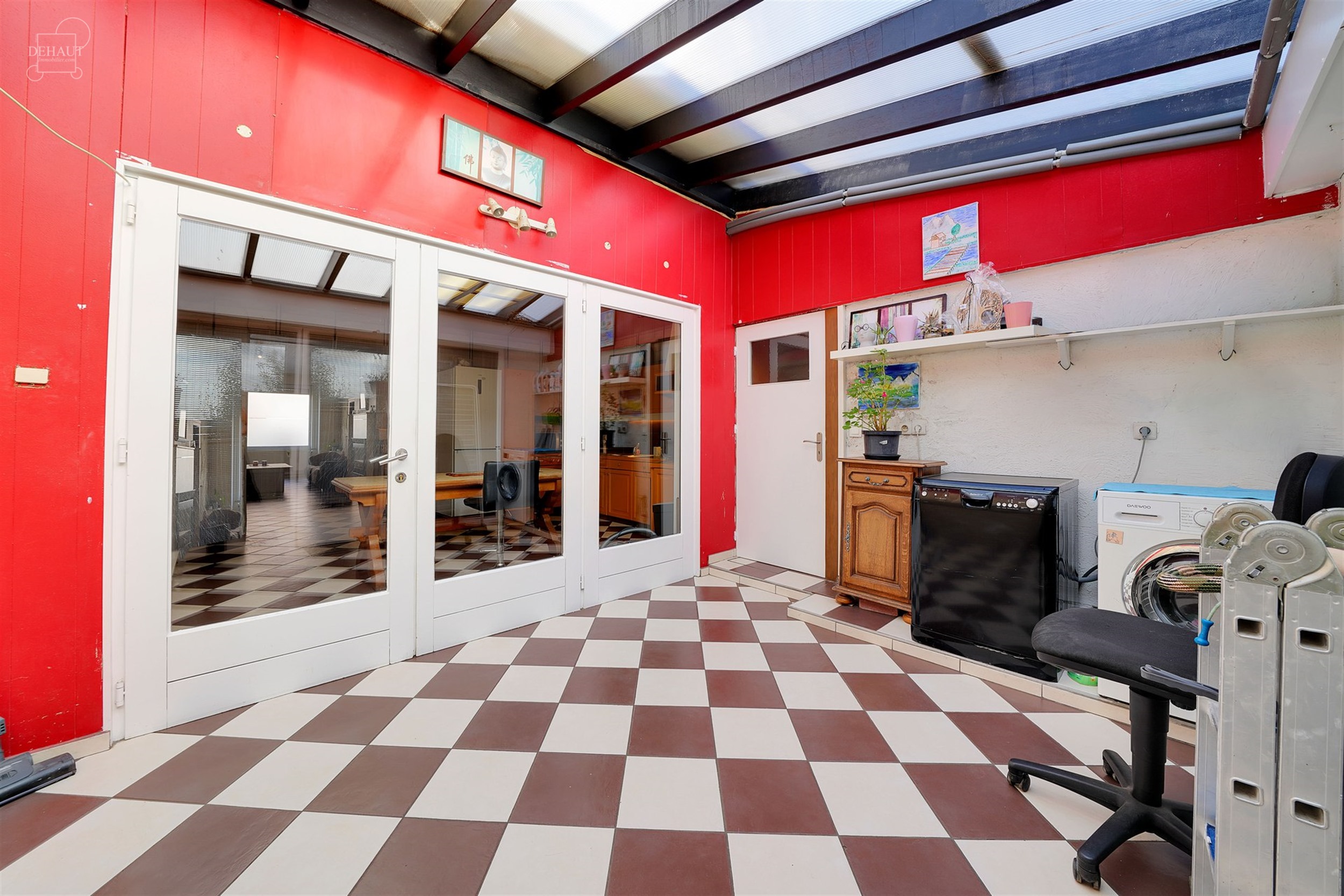 Grande maison de ville disposant d'un hall d'entrée desservant un séjour, une cuisine équipée, un dessous d'escalier faisant office de cellier, un...