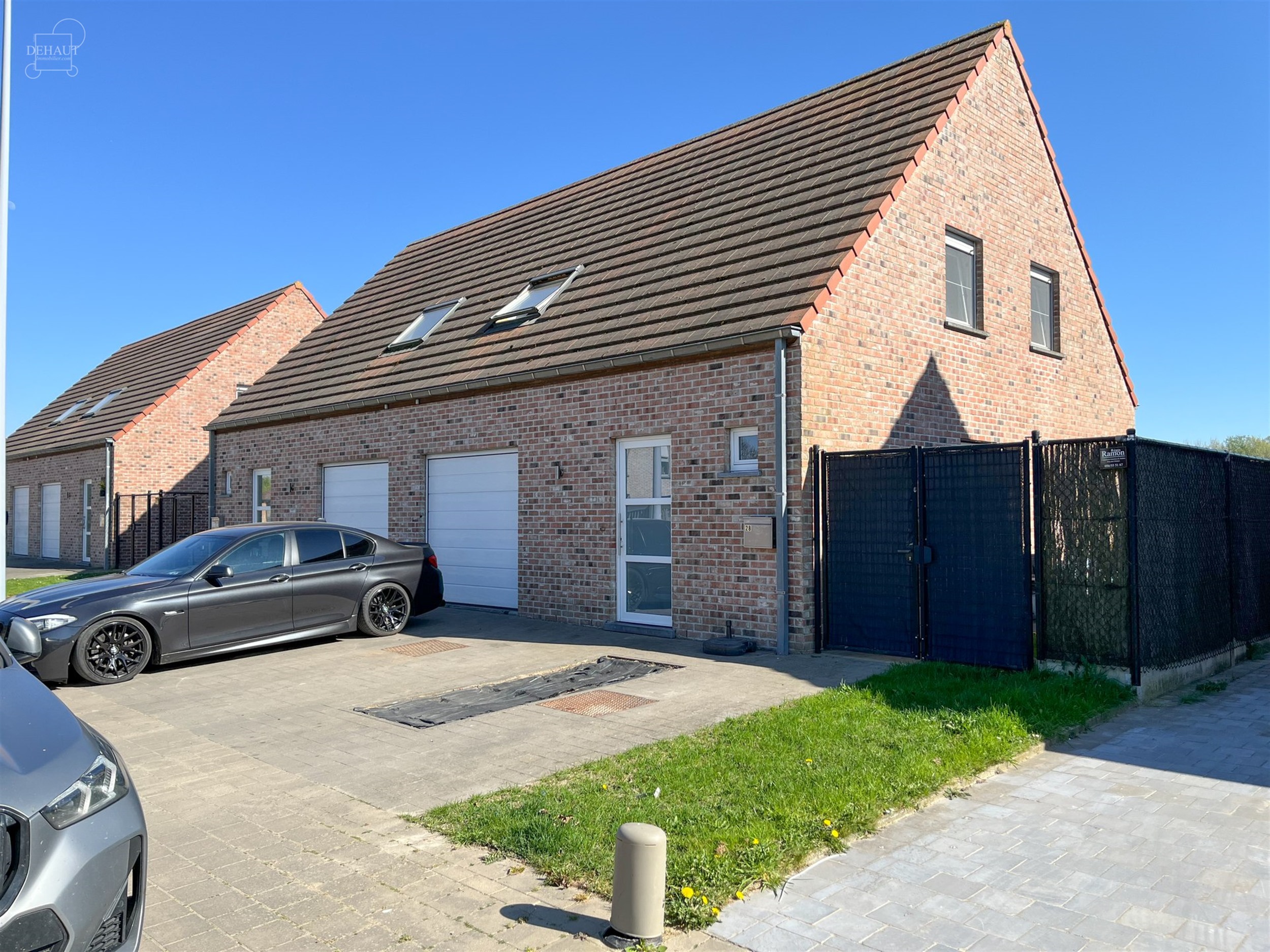 Superbe maison semi-individuelle avec garage, accès latéral et parking privé idéalement située en campagne. Comprend un hall d'entrée, un séjou...