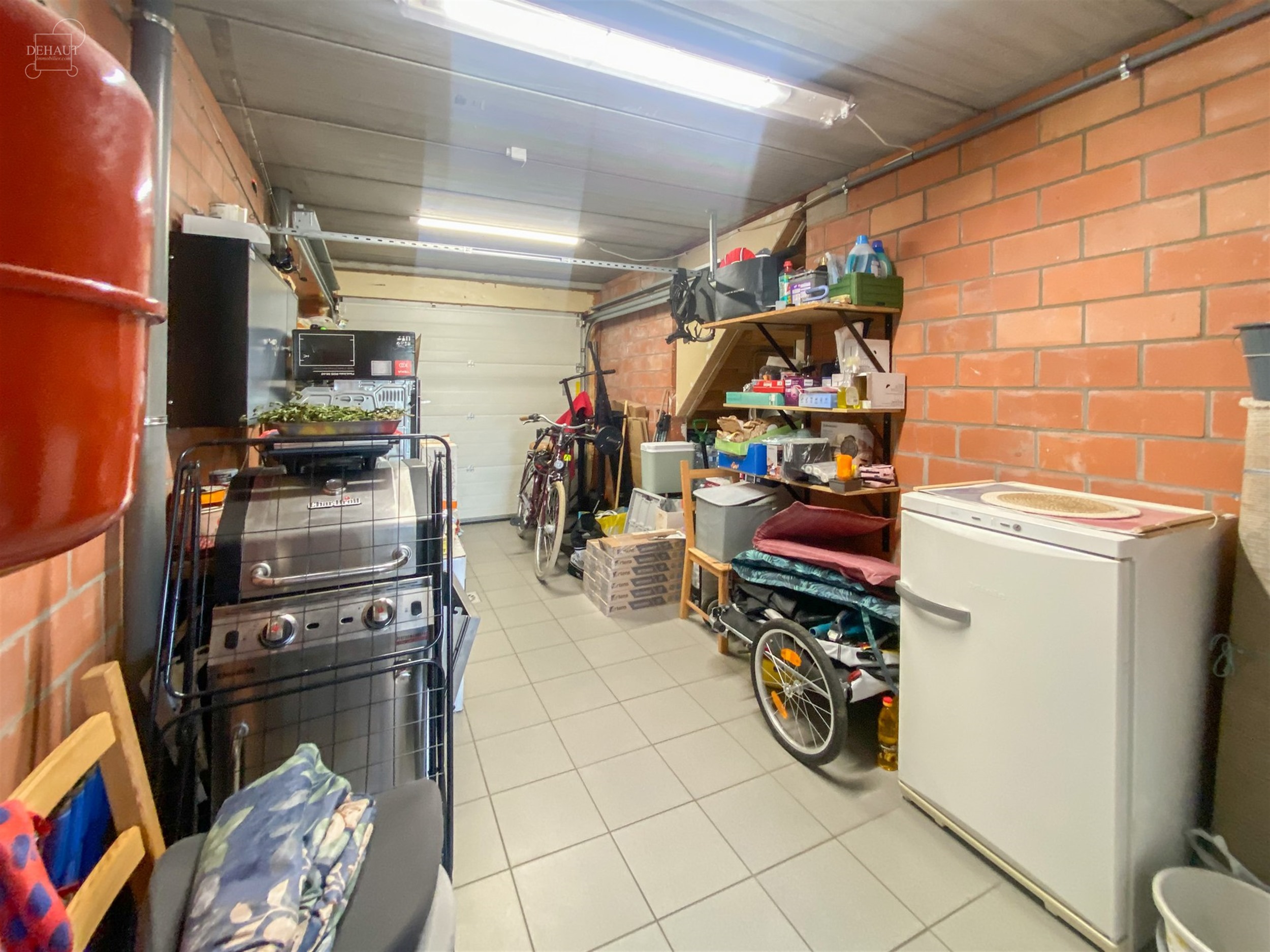 Jolie maison de ville comprenant un hall d'entrée, un séjour, une cuisine équipée, trois chambres, une salle de bain et un WC indépendant. Parkin...