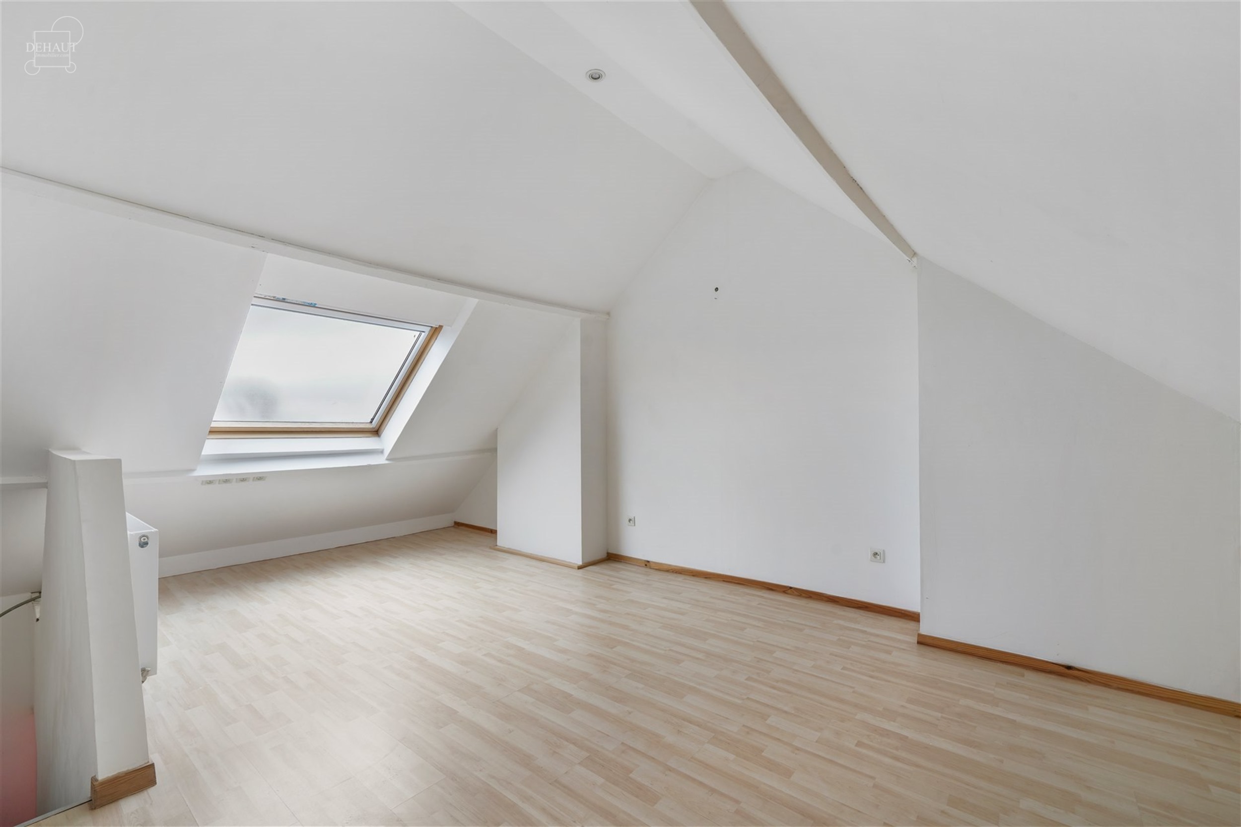 Jolie et agréable maison de ville rénovée proposant de beaux volumes. Comprend un hall d'entrée desservant salon, salle à manger, cuisine semi-é...