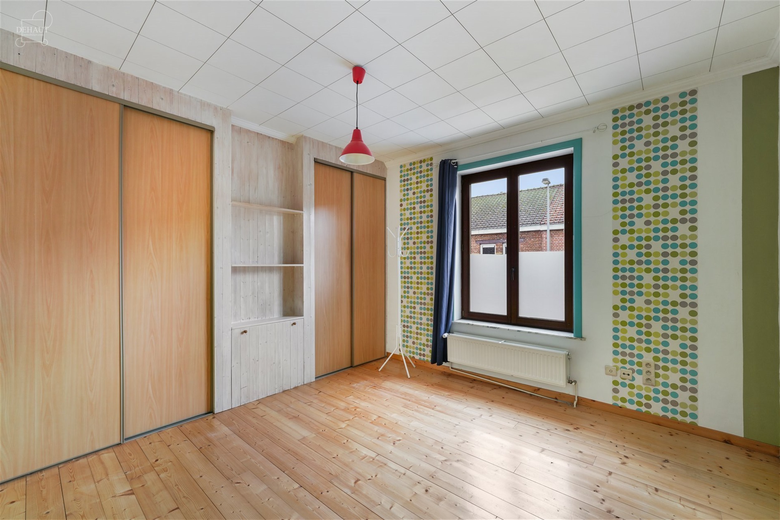 Jolie et agréable maison de ville rénovée proposant de beaux volumes. Comprend un hall d'entrée desservant salon, salle à manger, cuisine semi-é...