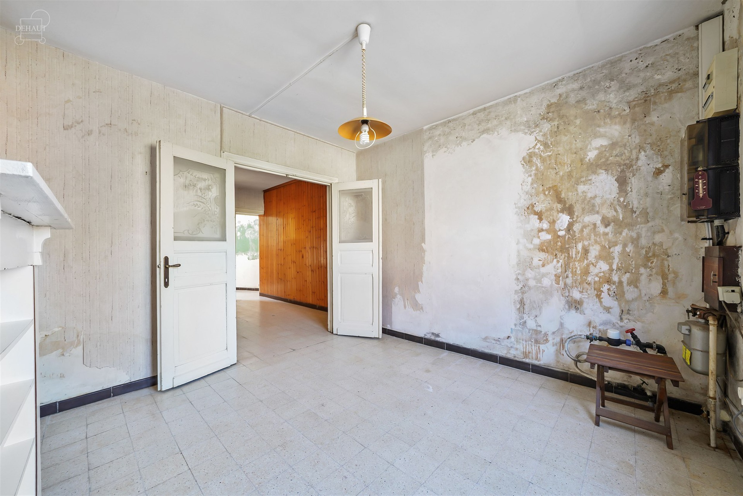 Maison de ville à rénover entièrement avec beau potentiel. 
Comprend un hall d'entrée, un salon, une salle à manger, une cuisine, une salle de b...