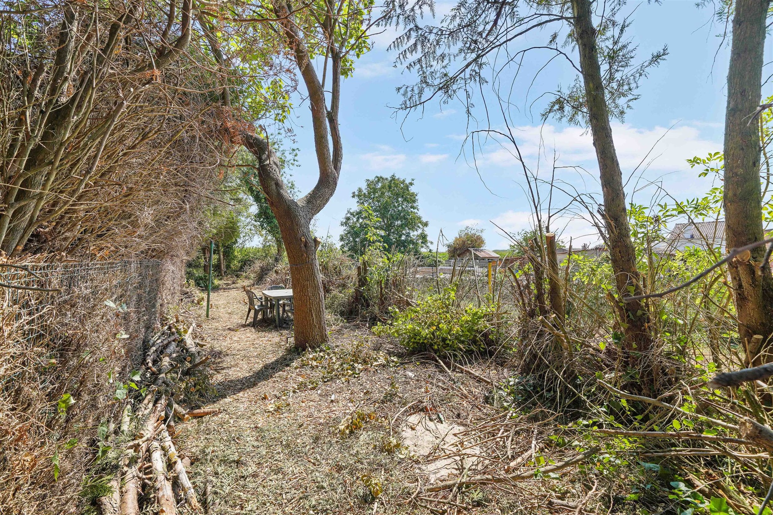Maison de ville à rénover entièrement avec beau potentiel. 
Comprend un hall d'entrée, un salon, une salle à manger, une cuisine, une salle de b...