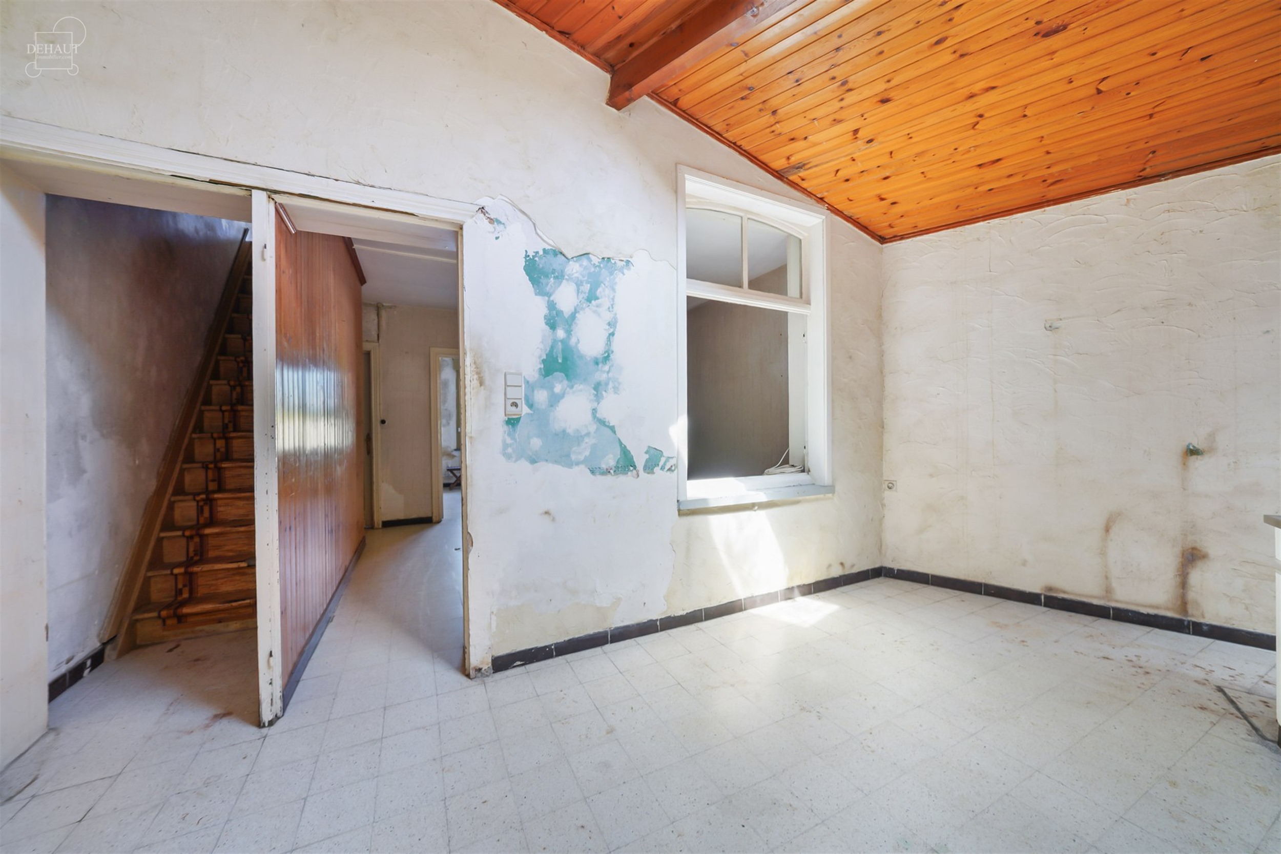 Maison de ville à rénover entièrement avec beau potentiel. 
Comprend un hall d'entrée, un salon, une salle à manger, une cuisine, une salle de b...