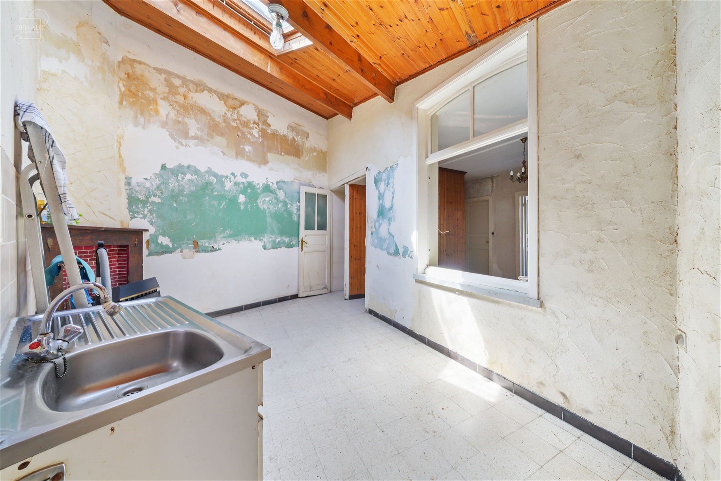 Maison de ville à rénover entièrement avec beau potentiel. 
Comprend un hall d'entrée, un salon, une salle à manger, une cuisine, une salle de b...