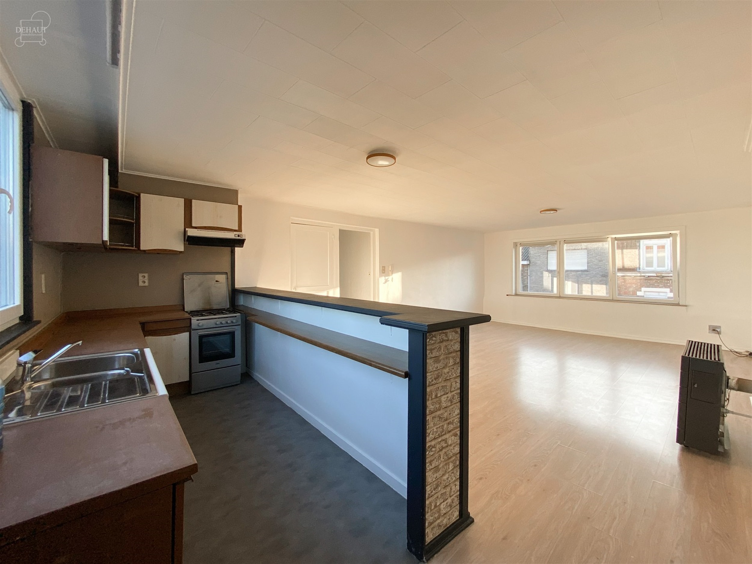 Bel appartement au 2ème étage d'un immeuble en centre-ville de LE BIZET composé d'un séjour ouvert sur cuisine équipée, une salle de bain, 2 cha...