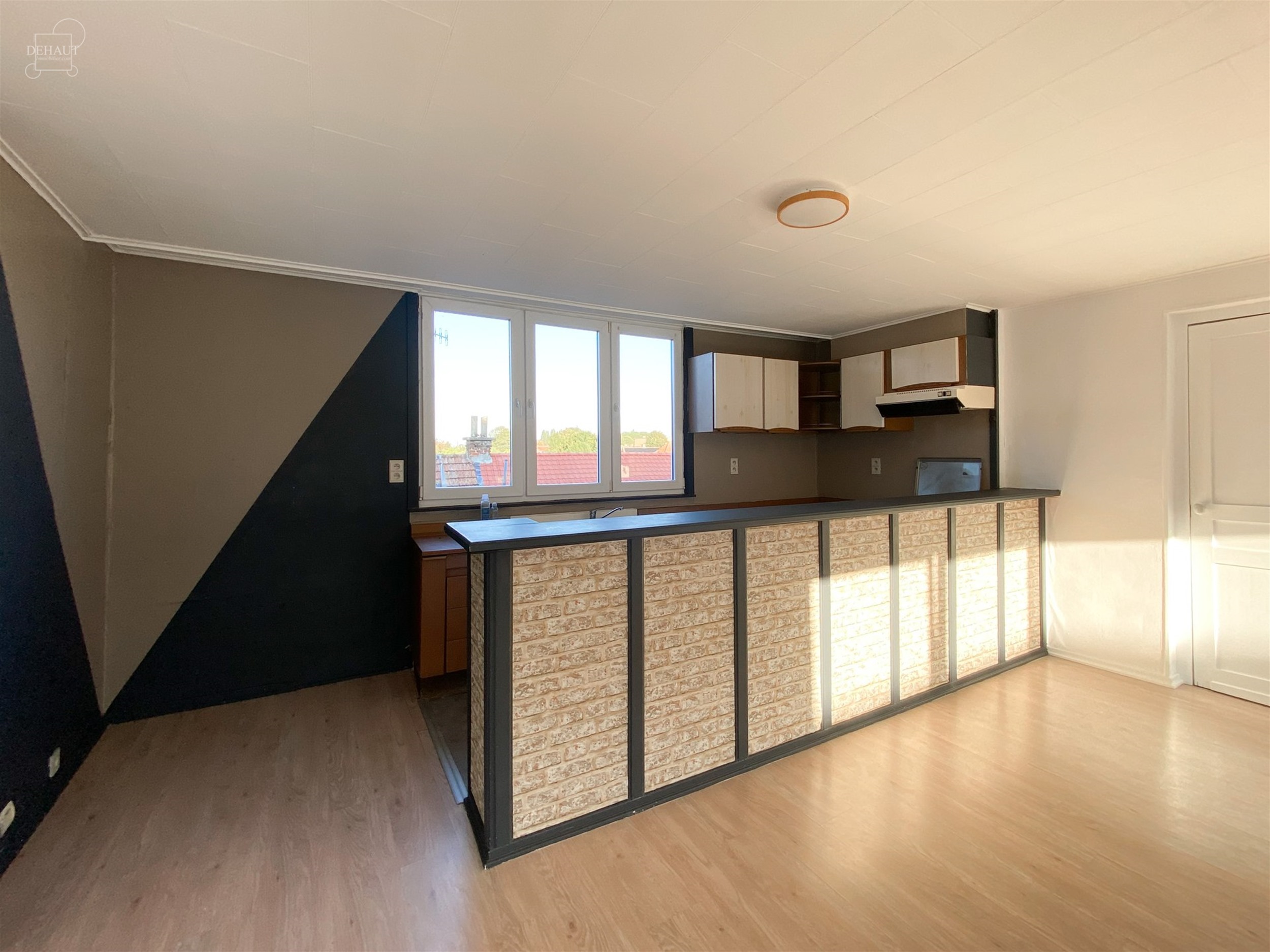 Bel appartement au 2ème étage d'un immeuble en centre-ville de LE BIZET composé d'un séjour ouvert sur cuisine équipée, une salle de bain, 2 cha...